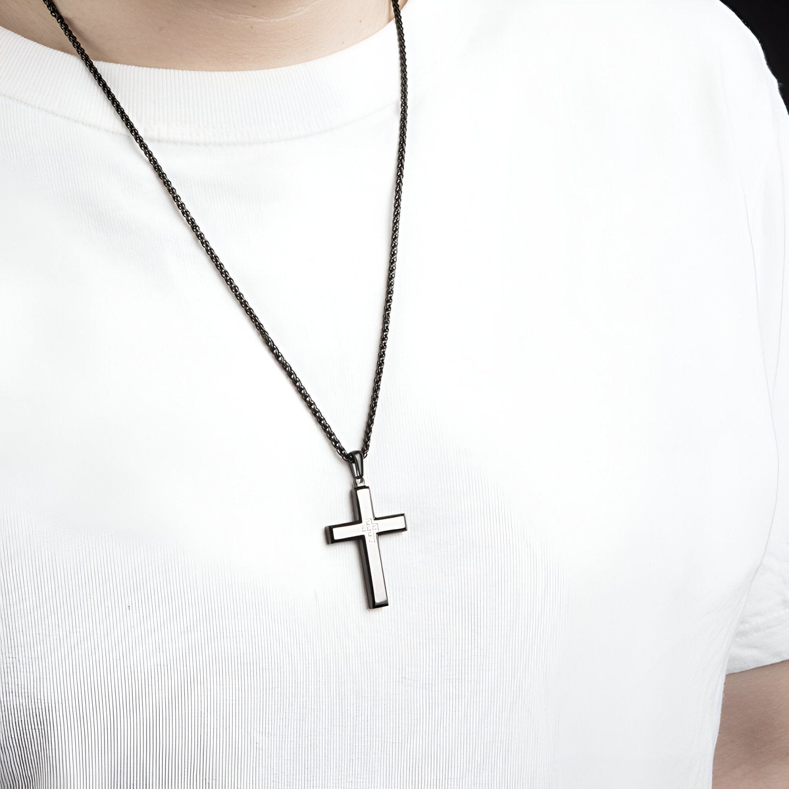 Collier croix homme en acier brossé et zircon, chaîne noire, style minimaliste, modèle Célestin