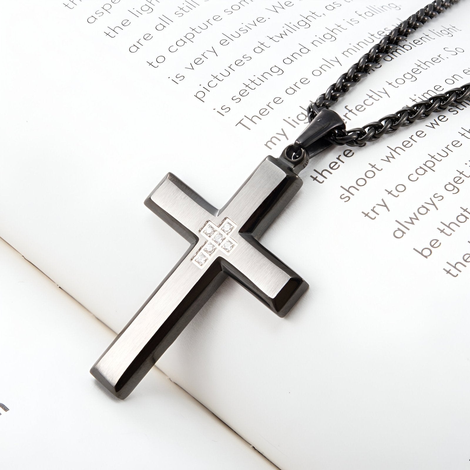 Collier croix homme en acier brossé et zircon, chaîne noire, style minimaliste, modèle Célestin