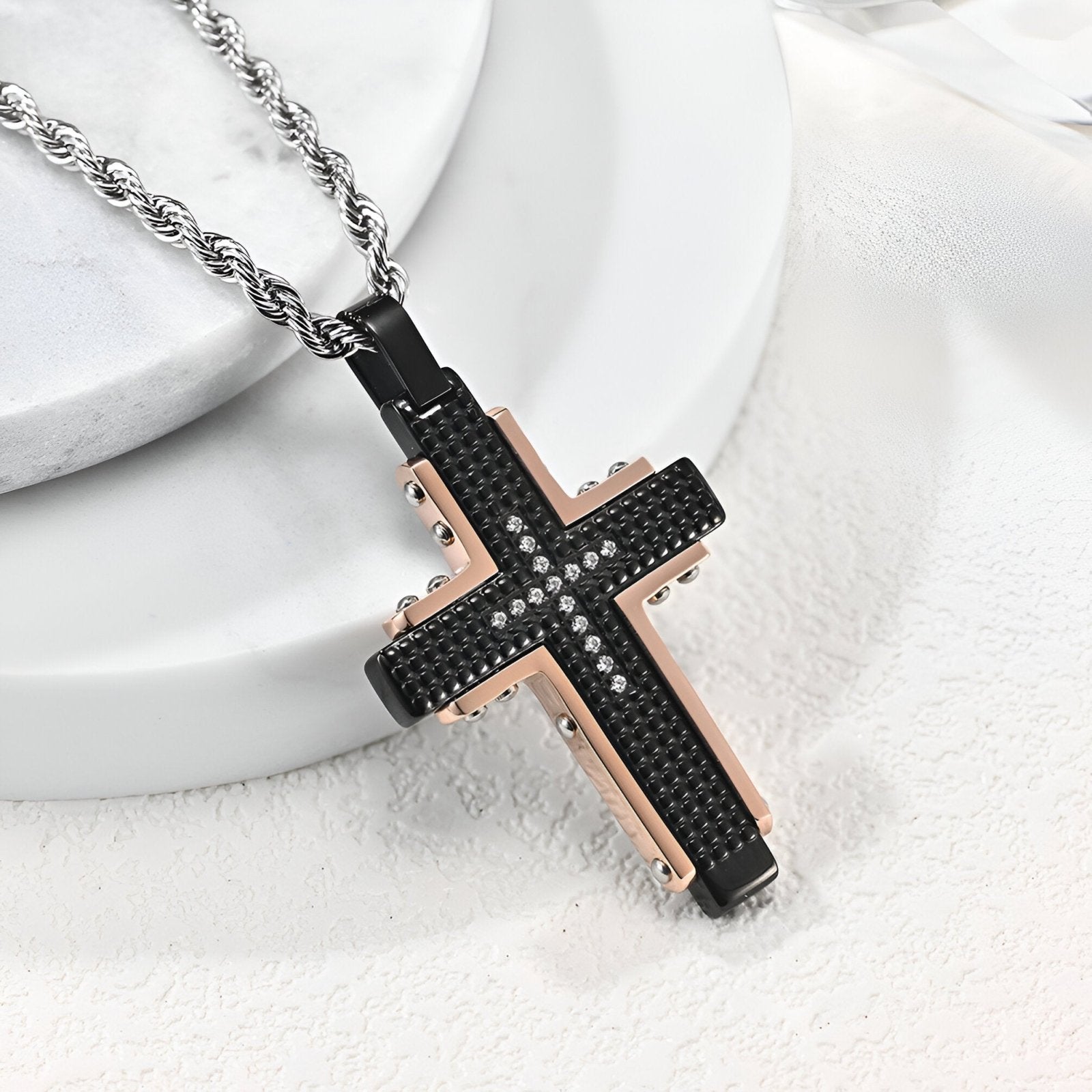 Collier croix homme en acier noir et rosé, maille corde argentée, strass incrustés, Modèle Adriel