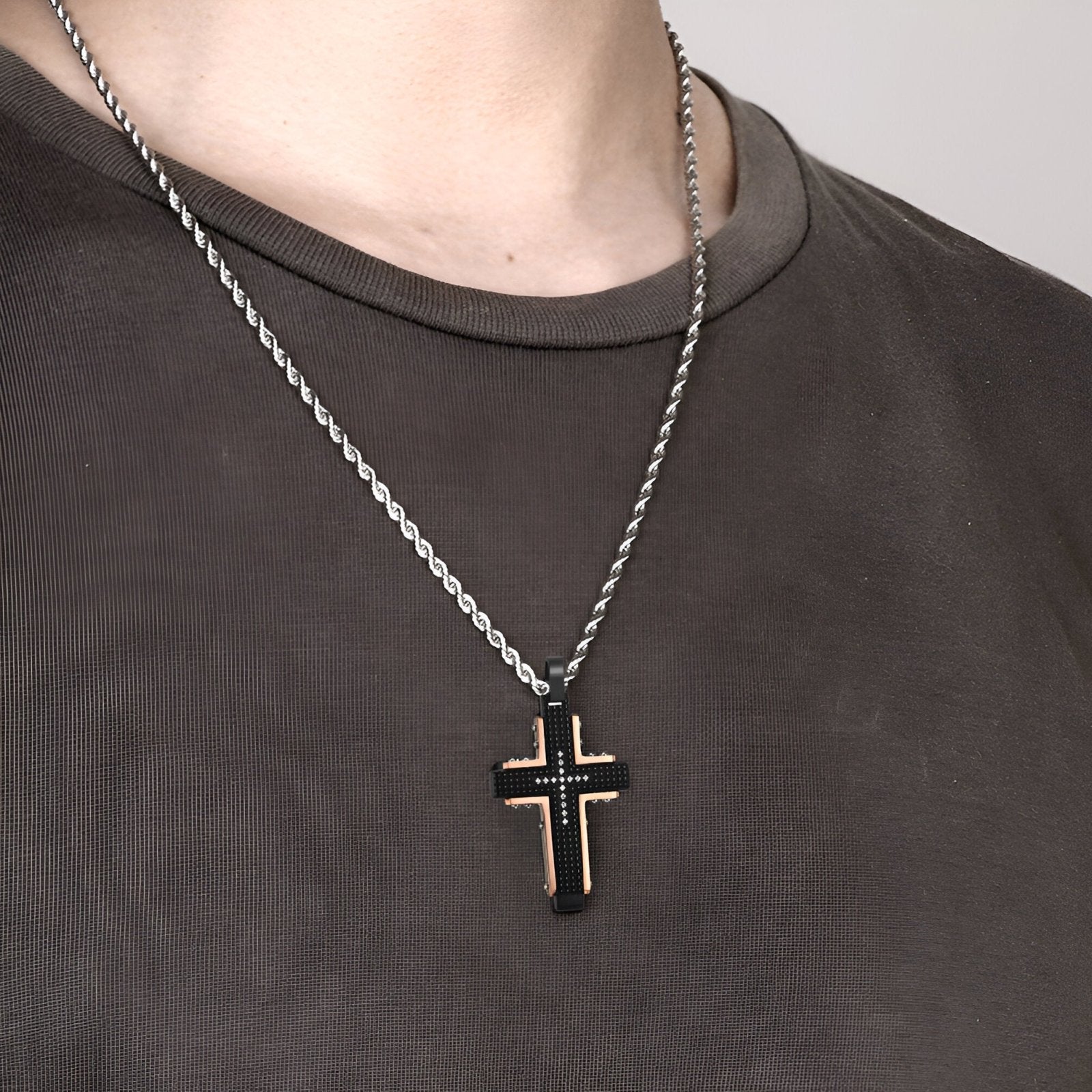 Collier croix homme en acier noir et rosé, maille corde argentée, strass incrustés, Modèle Adriel