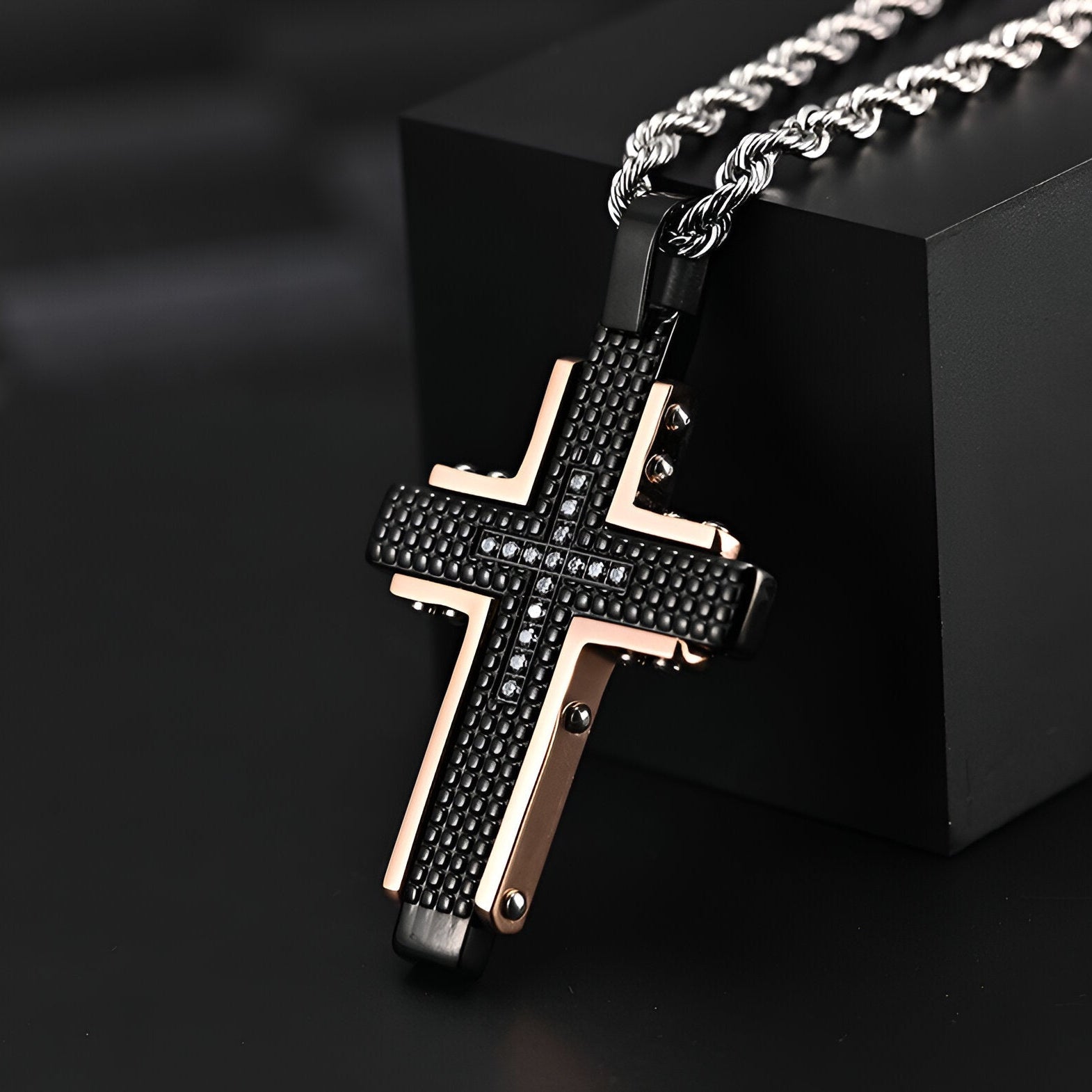 Collier croix homme en acier noir et rosé, maille corde argentée, strass incrustés, Modèle Adriel