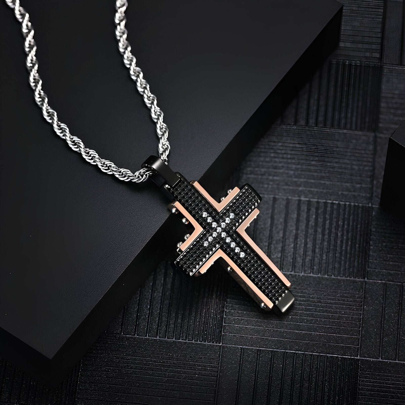 Collier croix homme en acier noir et rosé, maille corde argentée, strass incrustés, Modèle Adriel