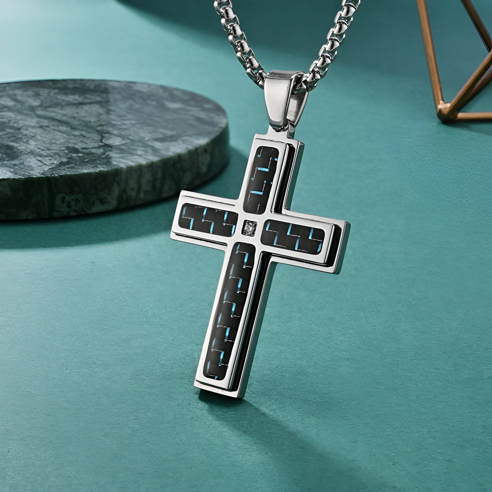 Collier croix pour homme, acier 316L et insert carbone bleu, style moderne, modèle Thomas