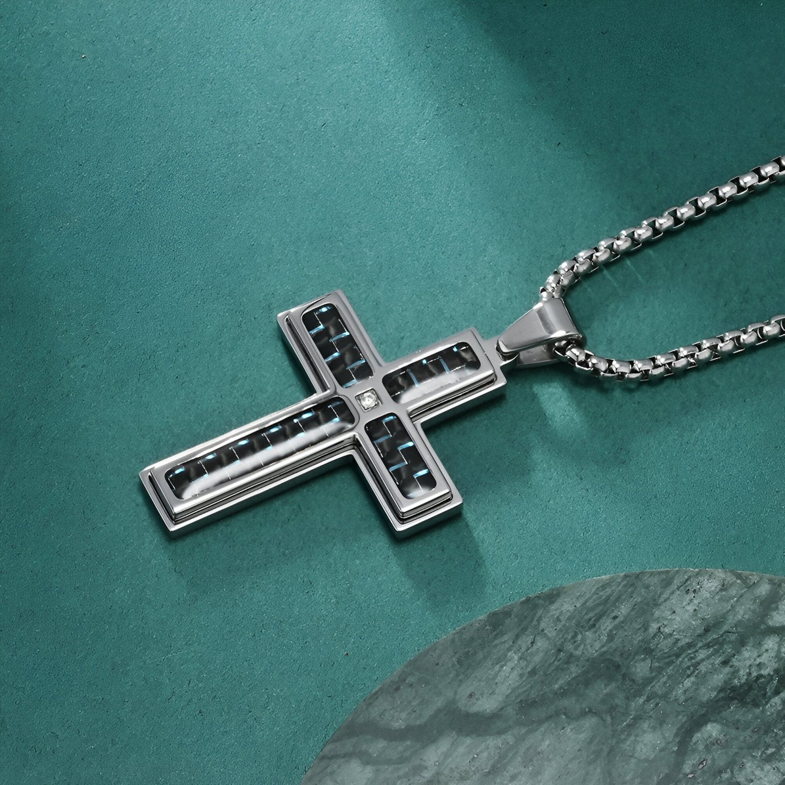 Collier croix pour homme, acier 316L et insert carbone bleu, style moderne, modèle Thomas