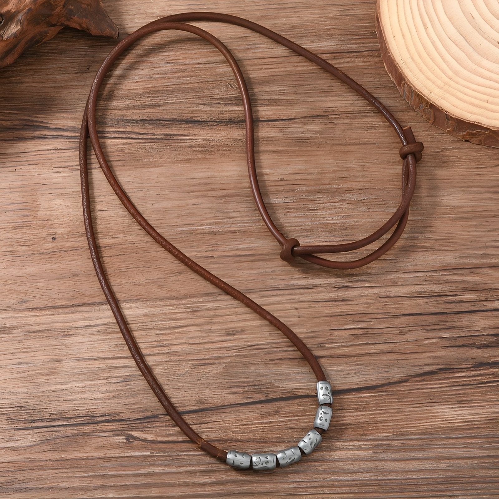 Collier cuir marron pour homme, perles tribales en métal gravé, style vintage