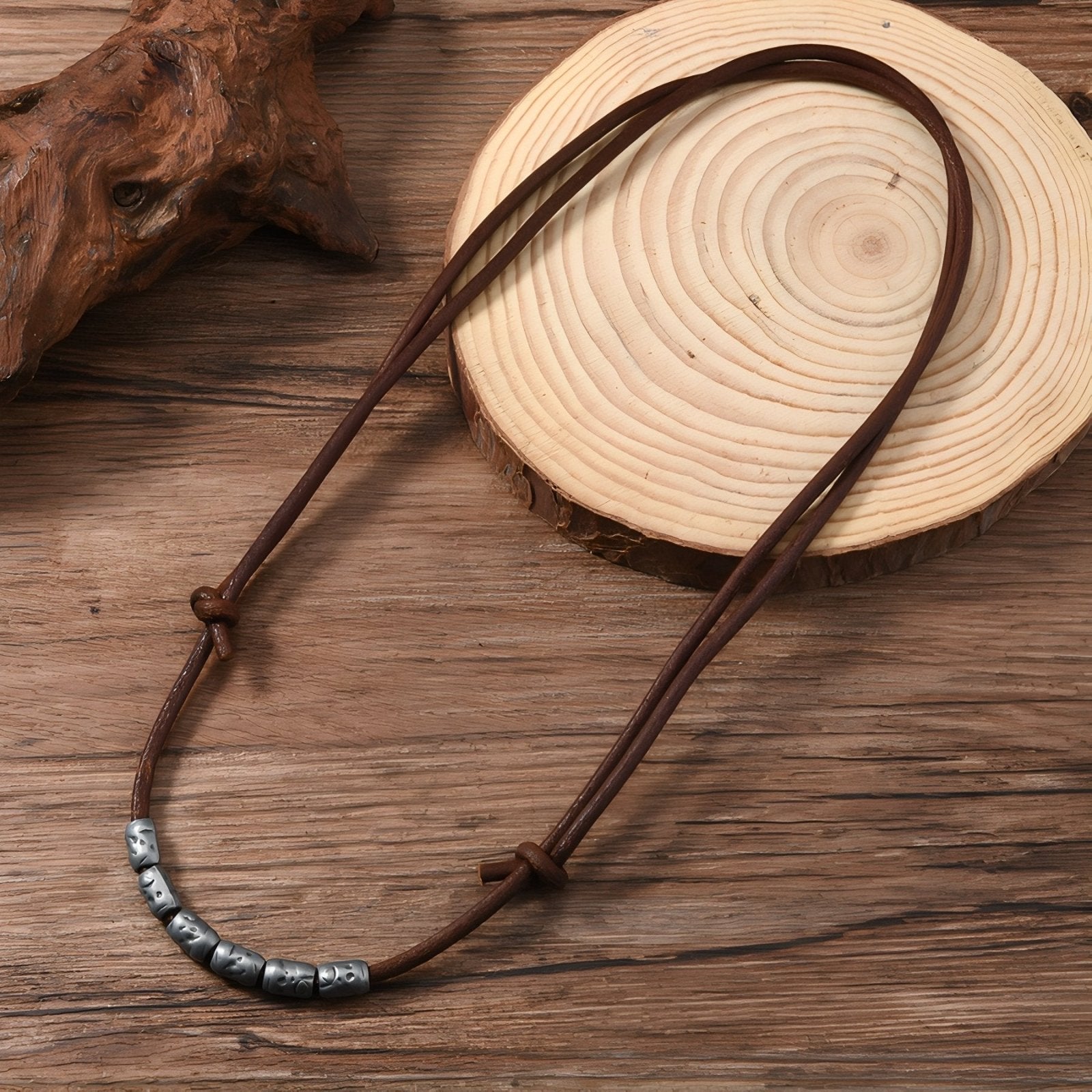 Collier cuir marron pour homme, perles tribales en métal gravé, style vintage