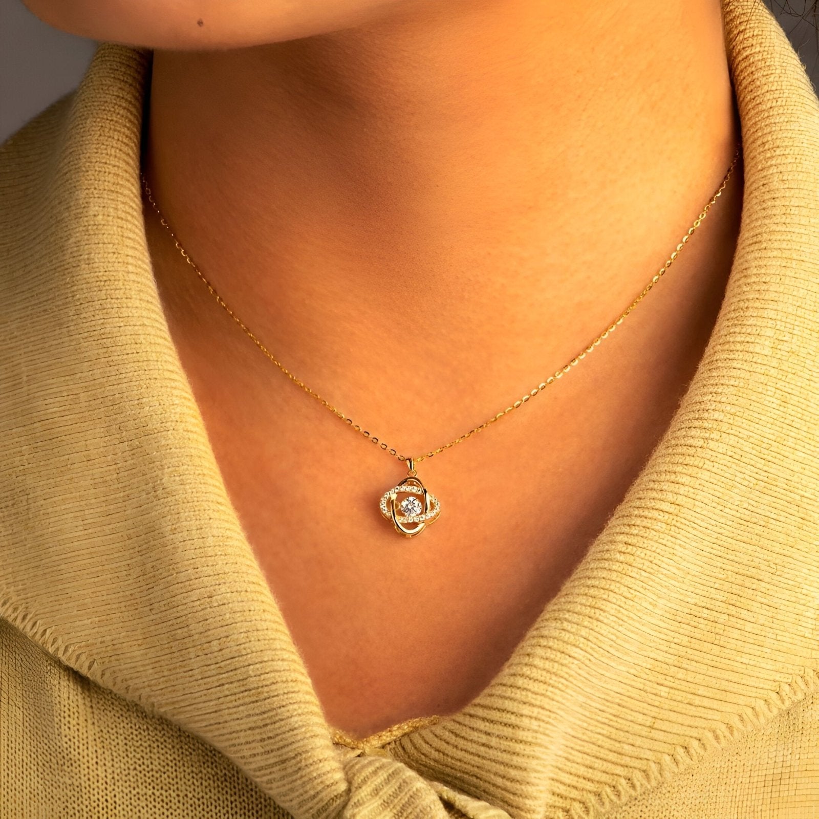 Collier design moderne en argent 925 plaqué or, orné d’un zircon scintillant, modèle Aurelia