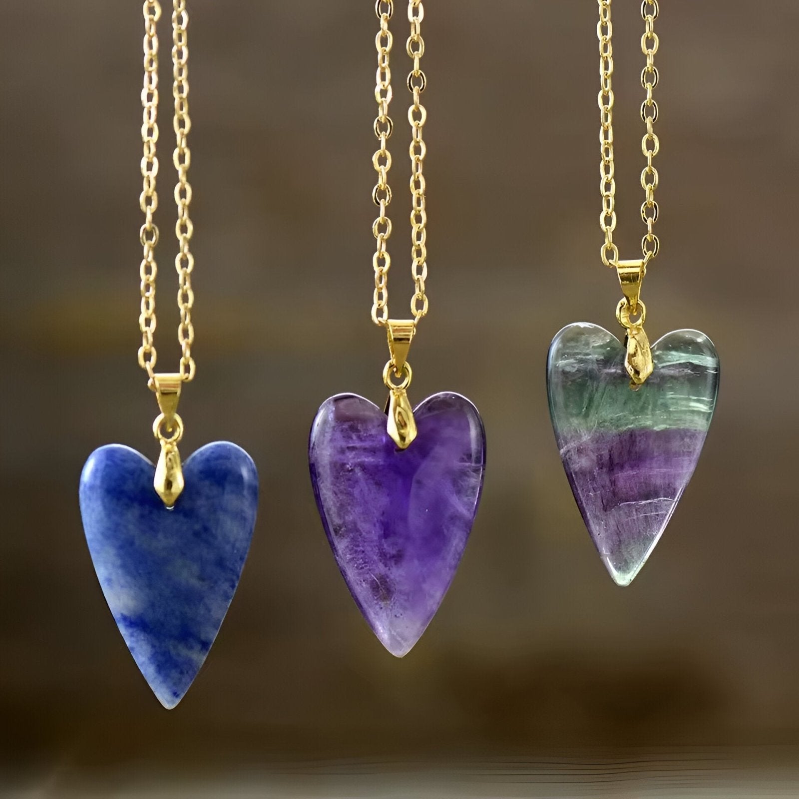 Collier doré à pendentif cœur en améthyste, fluorite ou sodalite, style élégant et féminin pour femme, modèle Sérina