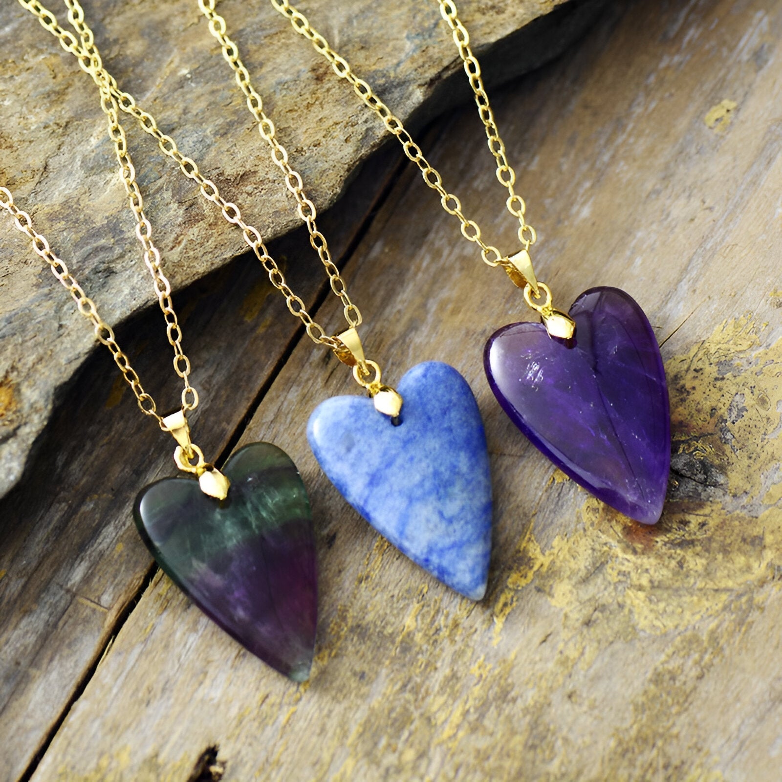 Collier doré à pendentif cœur en améthyste, fluorite ou sodalite, style élégant et féminin pour femme, modèle Sérina