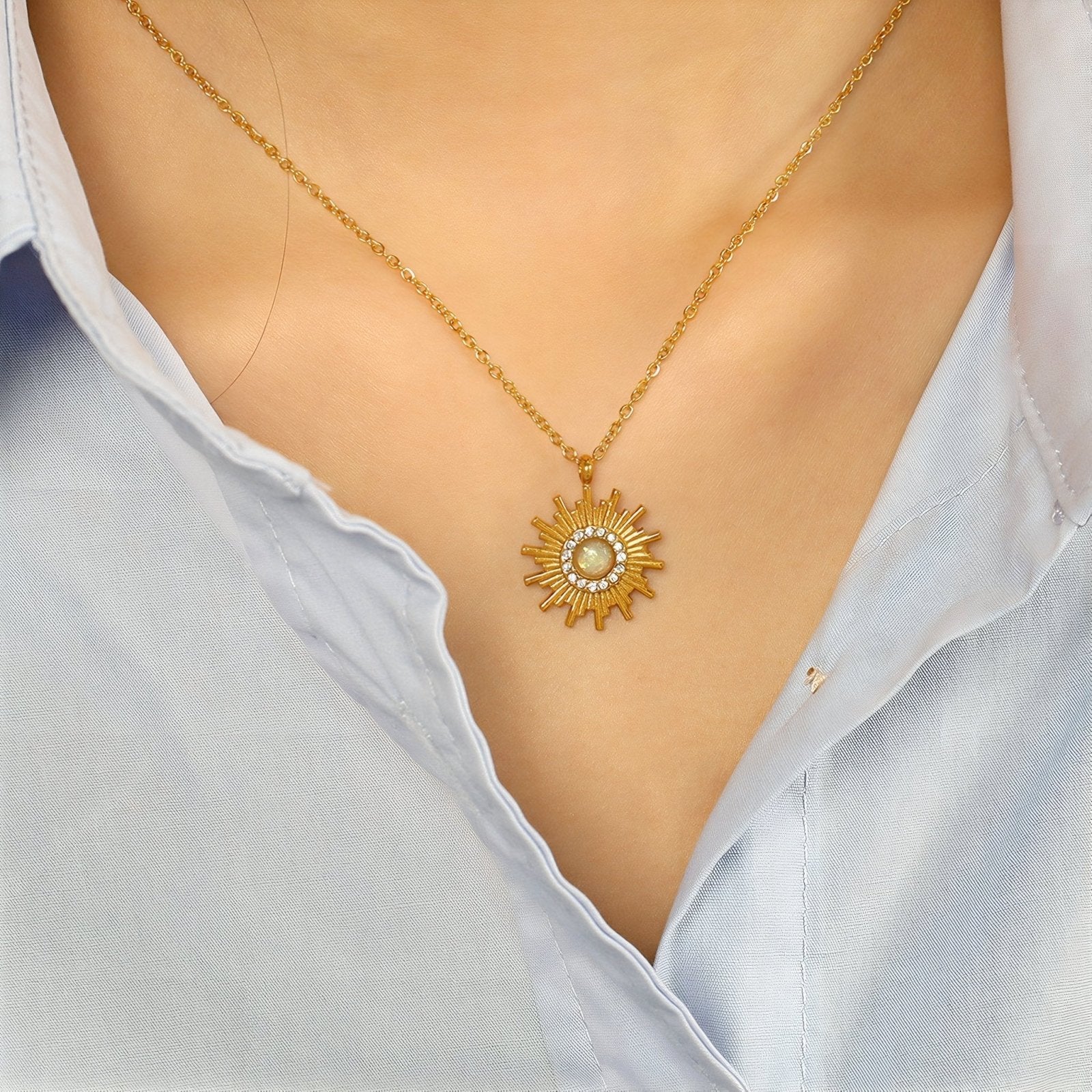 Collier doré avec pendentif soleil et zircons, inspiration vintage, pour femme, modèle Amelia