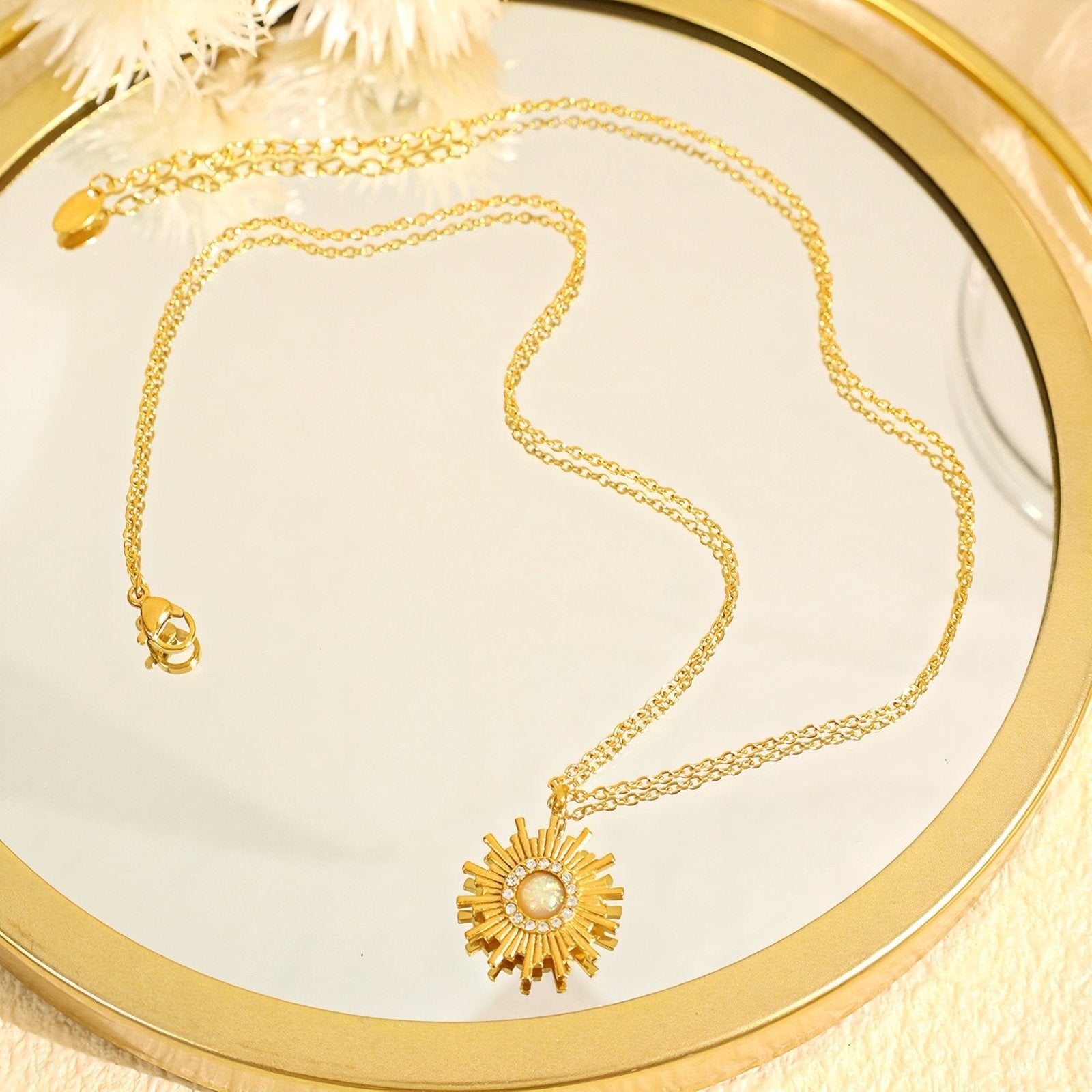 Collier doré avec pendentif soleil et zircons, inspiration vintage, pour femme, modèle Amelia
