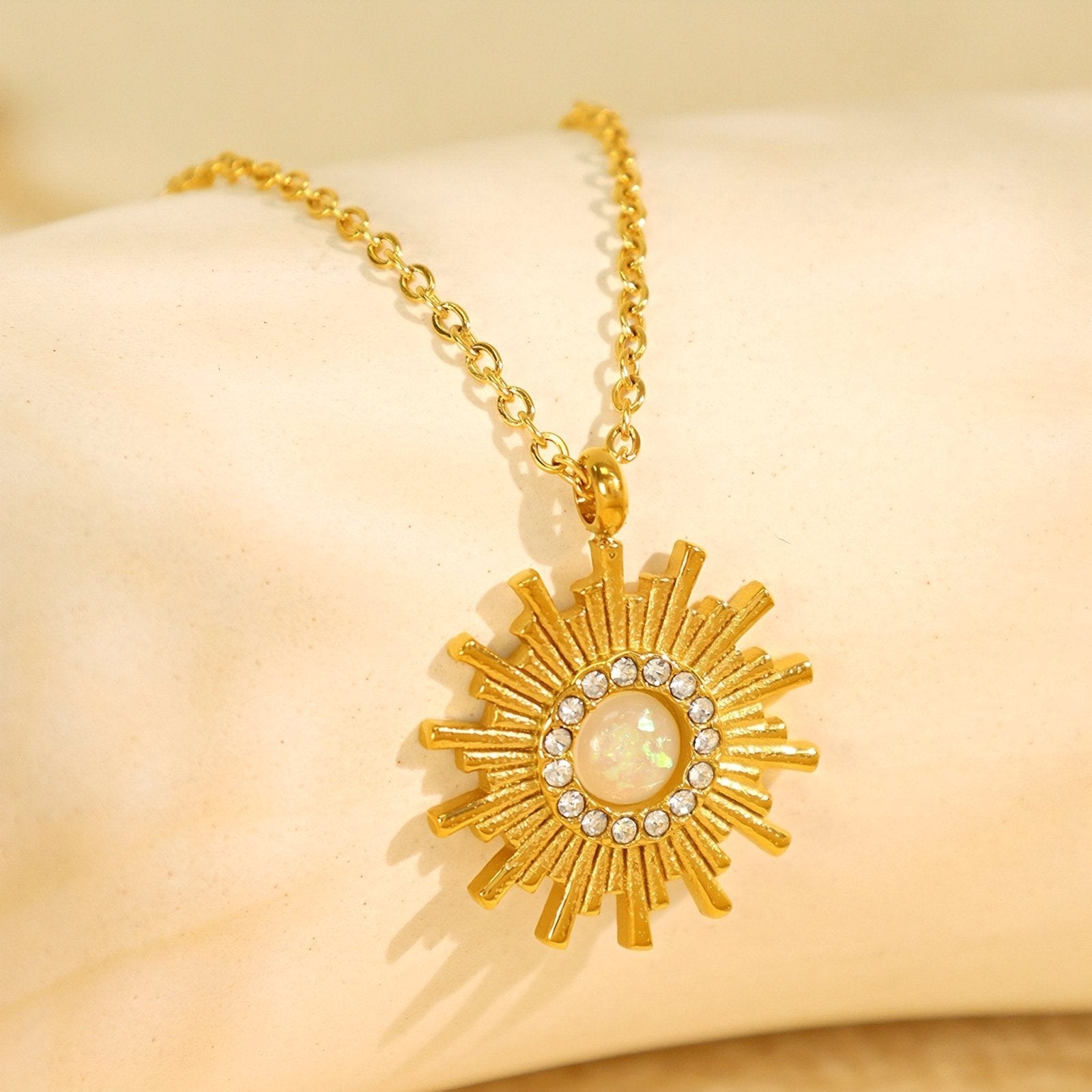 Collier doré avec pendentif soleil et zircons, inspiration vintage, pour femme, modèle Amelia