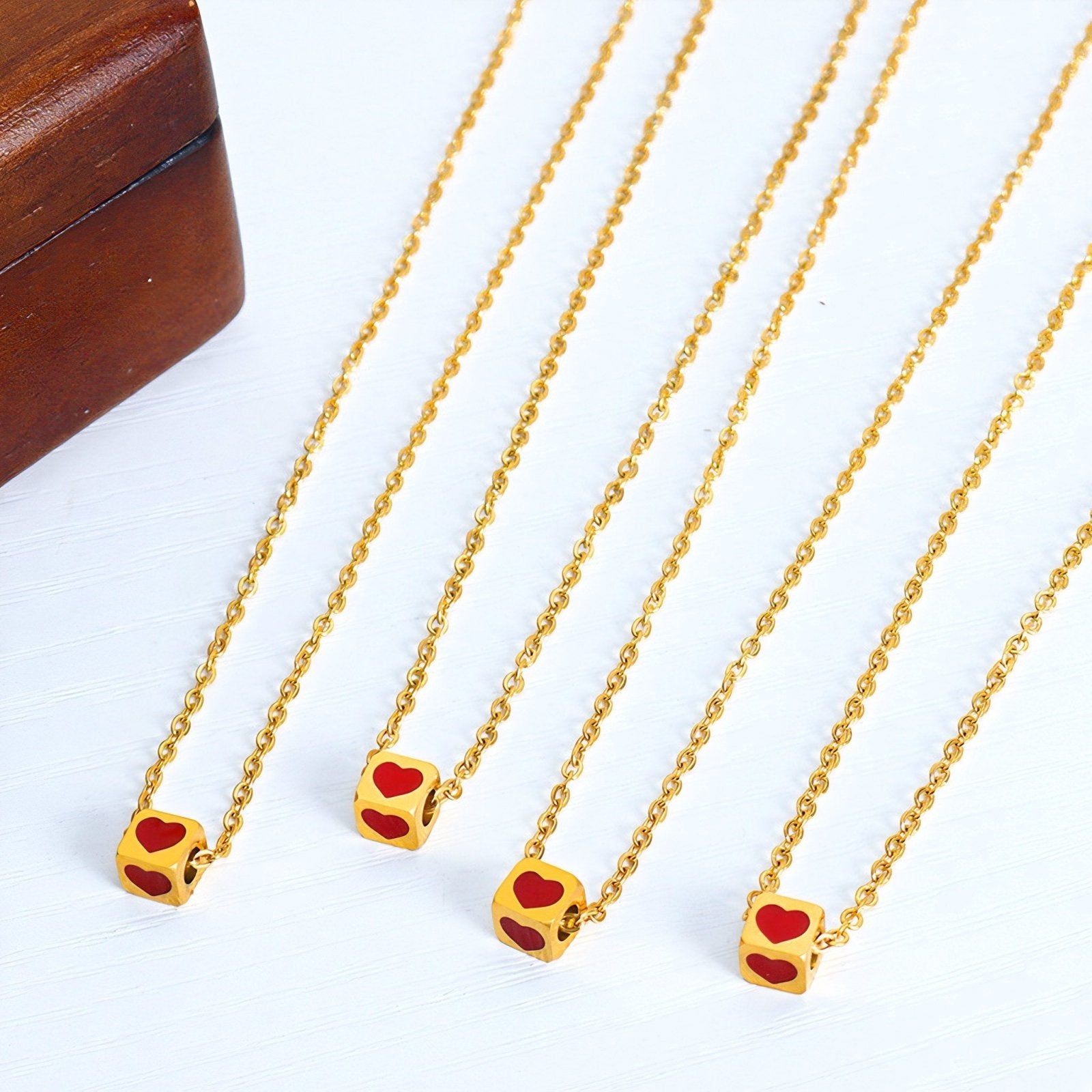 Collier doré cube cœur rouge, en acier inoxydable, maille forcat fine, modèle Cubis