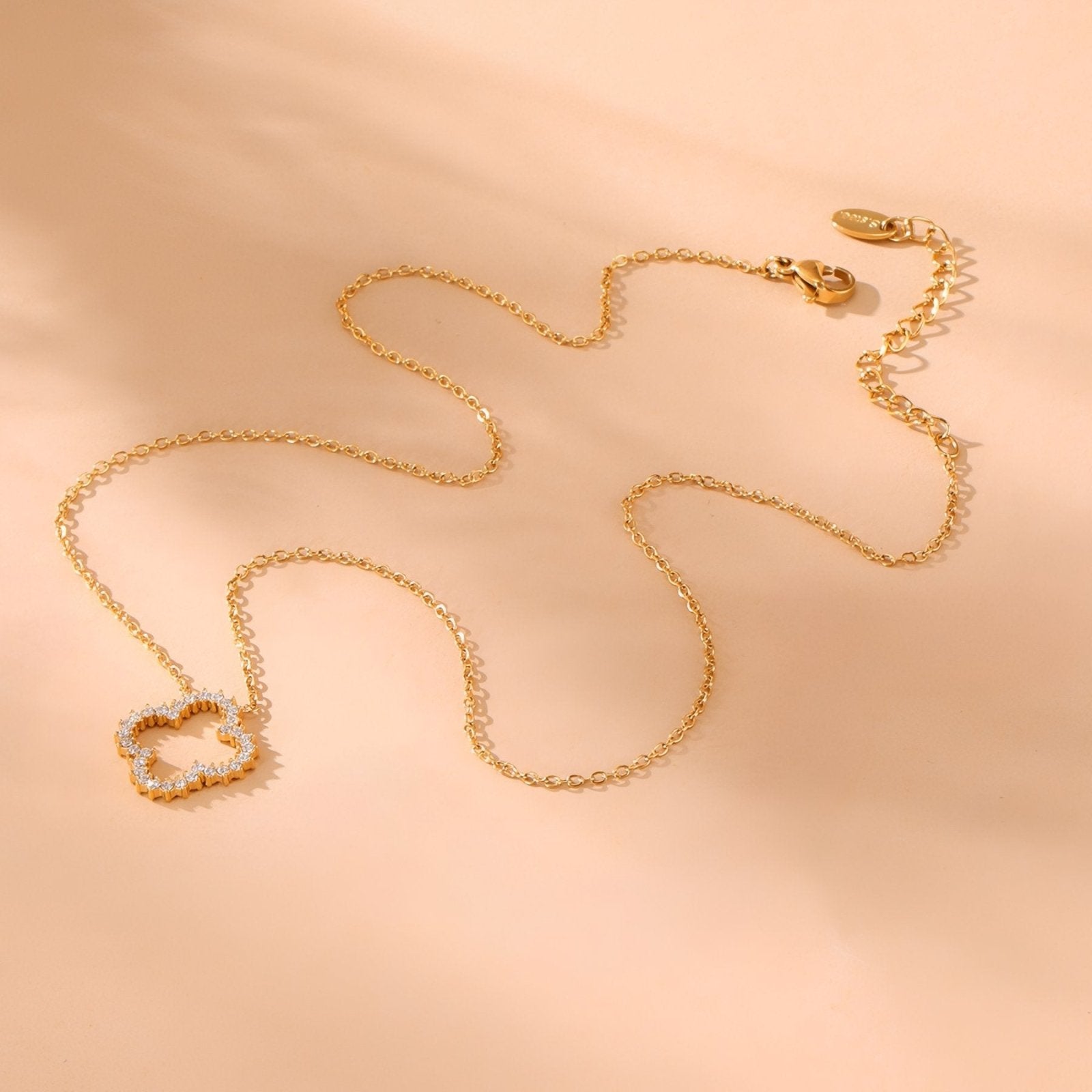 Collier élégant pendentif zircon trèfle ajouré, maille fine dorée en acier inoxydable et placage or 18K