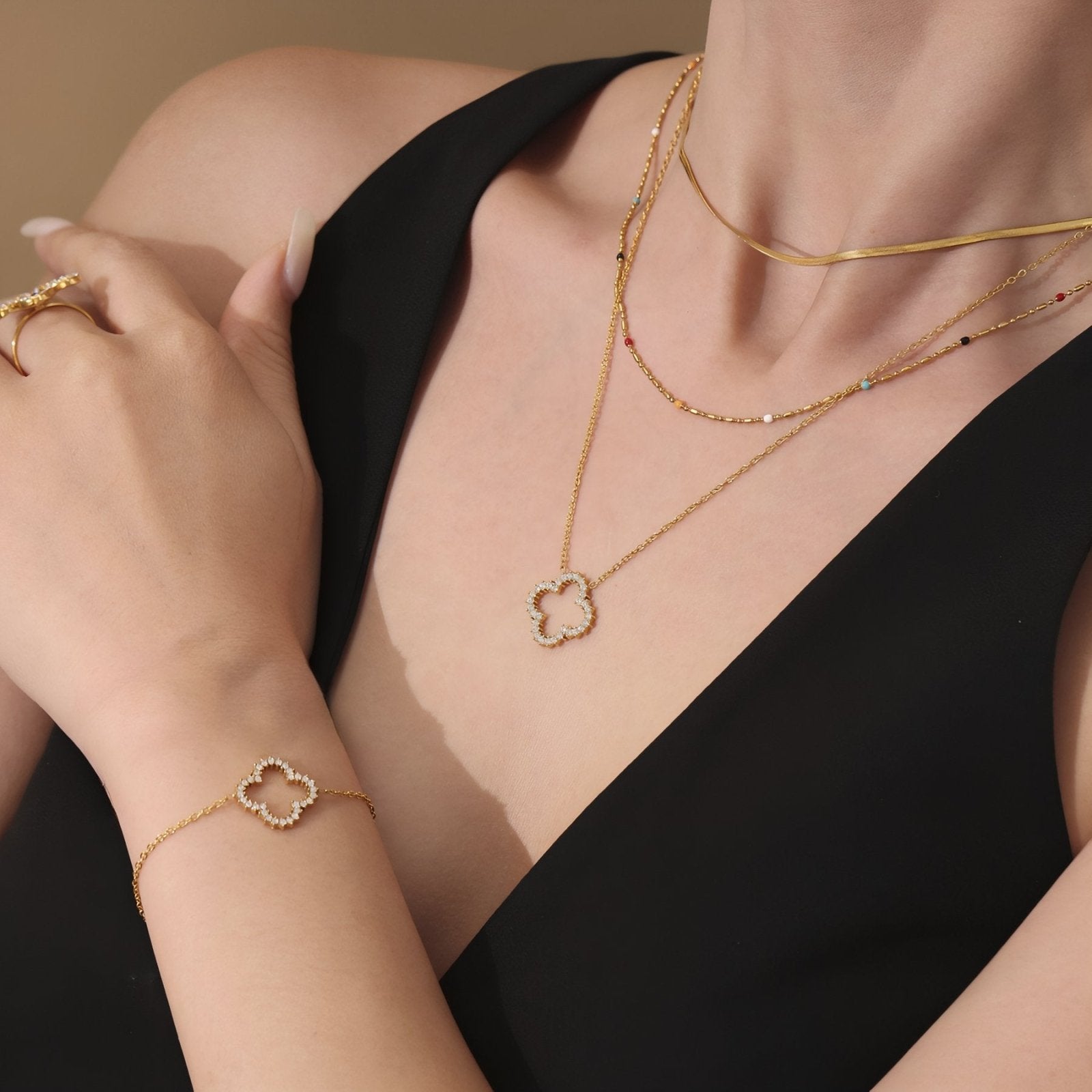 Collier élégant pendentif zircon trèfle ajouré, maille fine dorée en acier inoxydable et placage or 18K