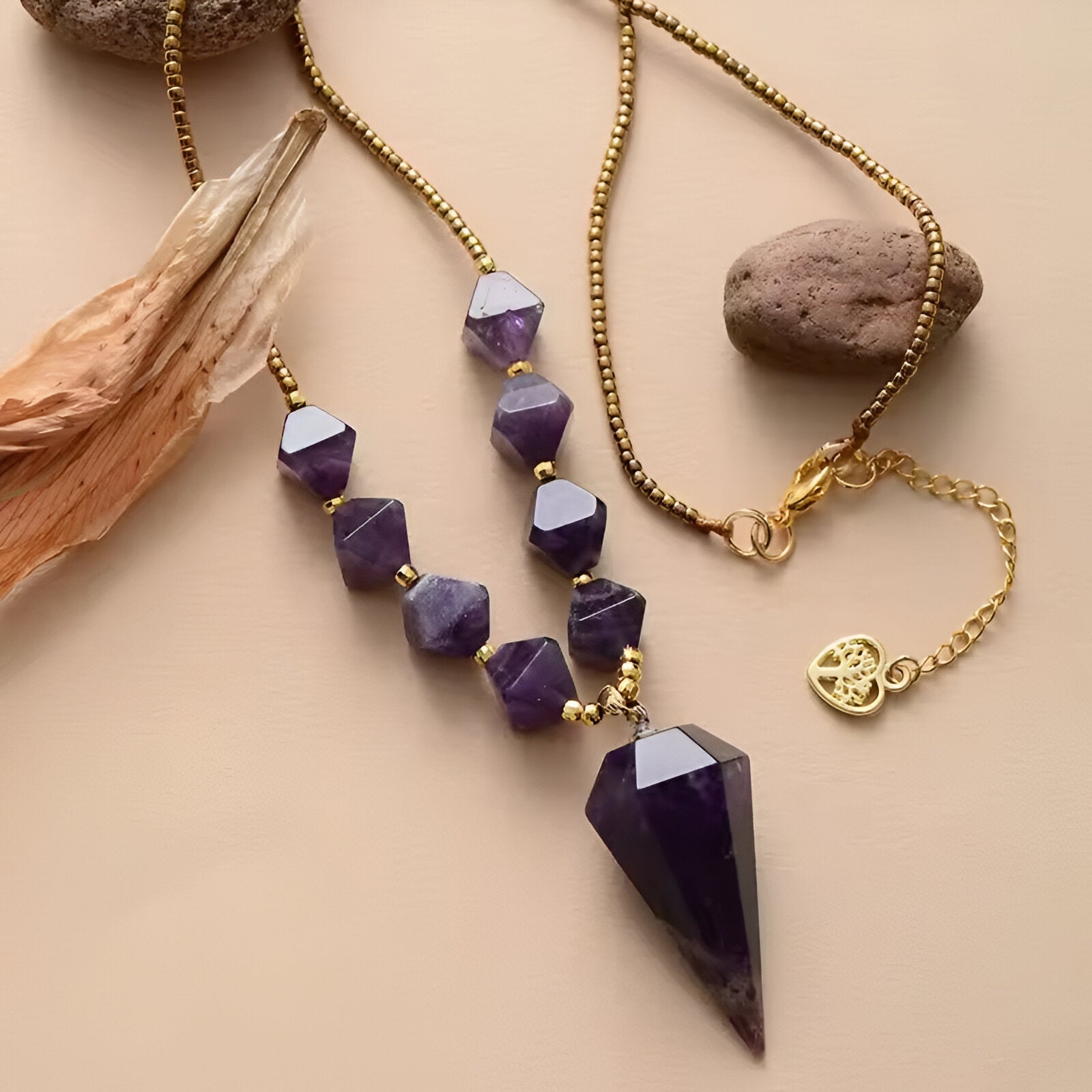 Collier en améthyste naturelle, pendentif cône hexagonal et perles dorées pour femme, modèle Ombrelune