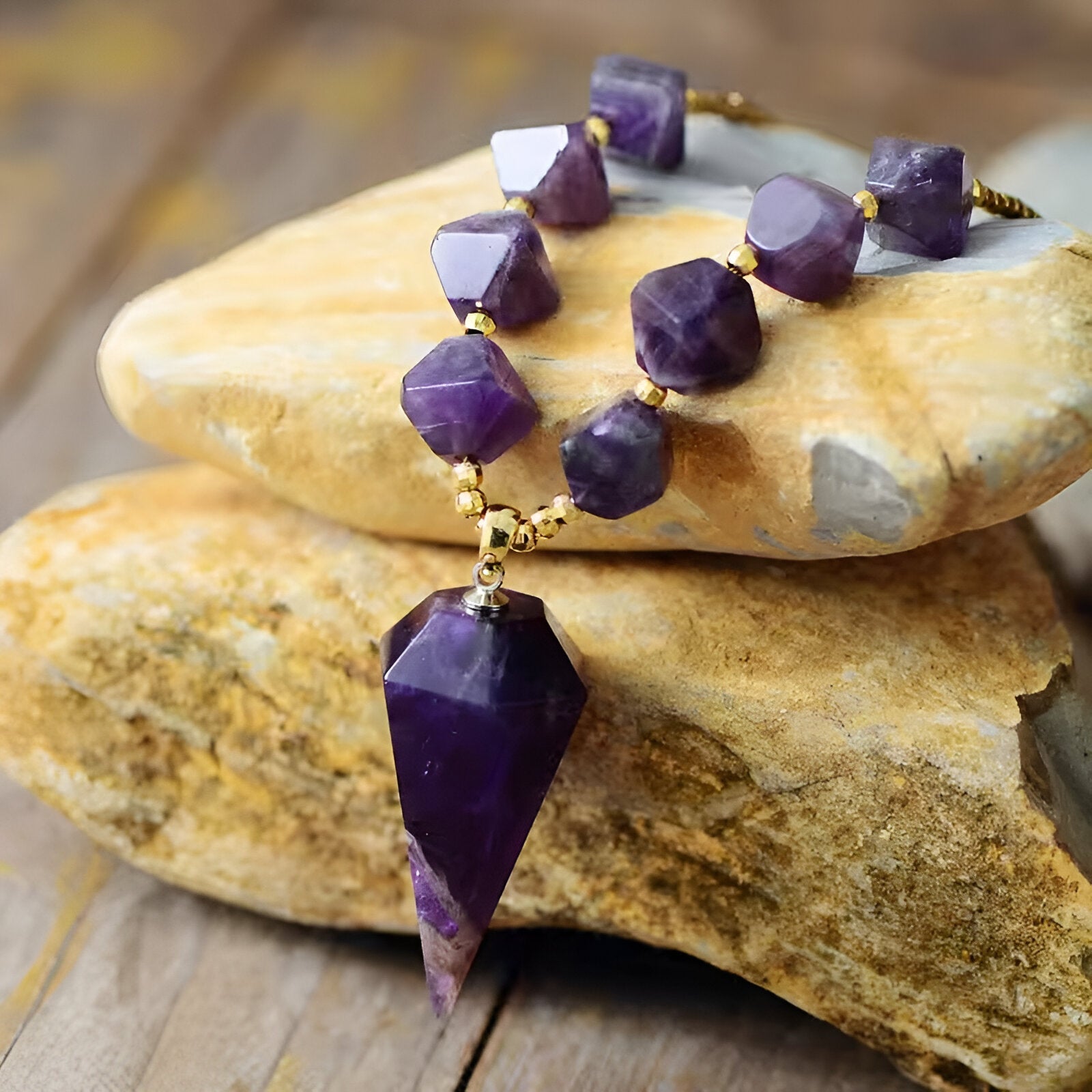 Collier en améthyste naturelle, pendentif cône hexagonal et perles dorées pour femme, modèle Ombrelune