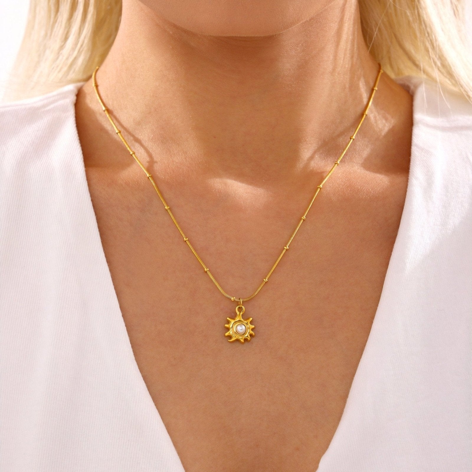 Collier femme solaire doré, perle de nacre et chaîne serpent, modèle Matilda