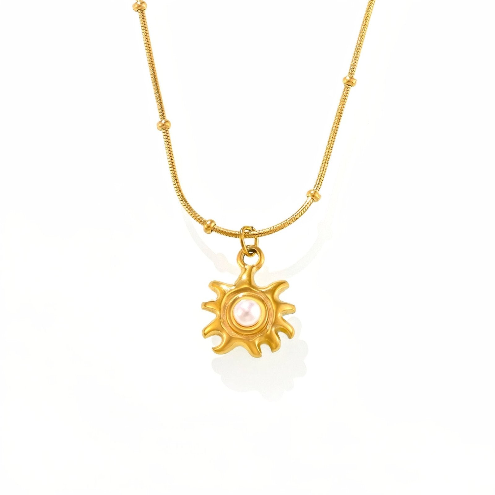 Collier femme solaire doré, perle de nacre et chaîne serpent, modèle Matilda
