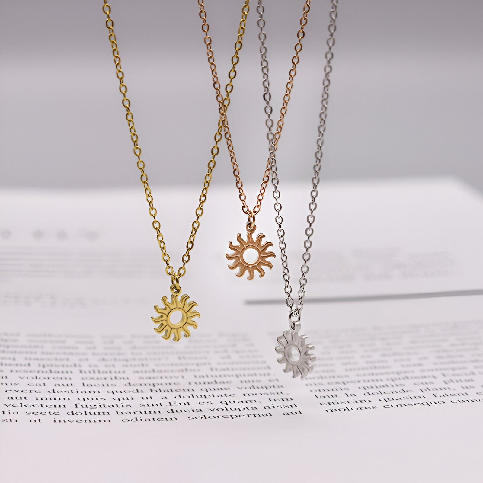 Collier fin, motif solaire doré, style rétro chic, taille réglable, modèle Arya