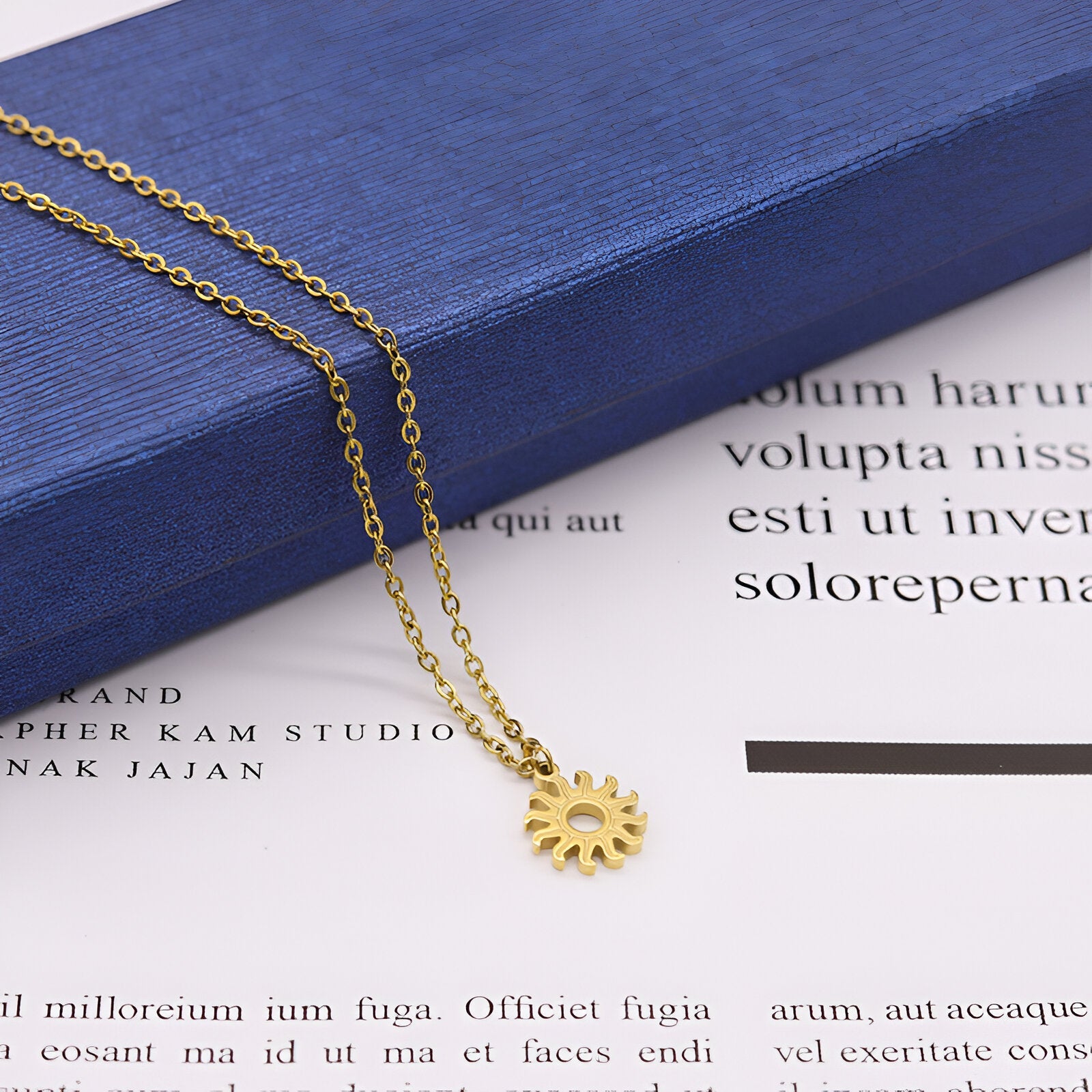 Collier fin, motif solaire doré, style rétro chic, taille réglable, modèle Arya