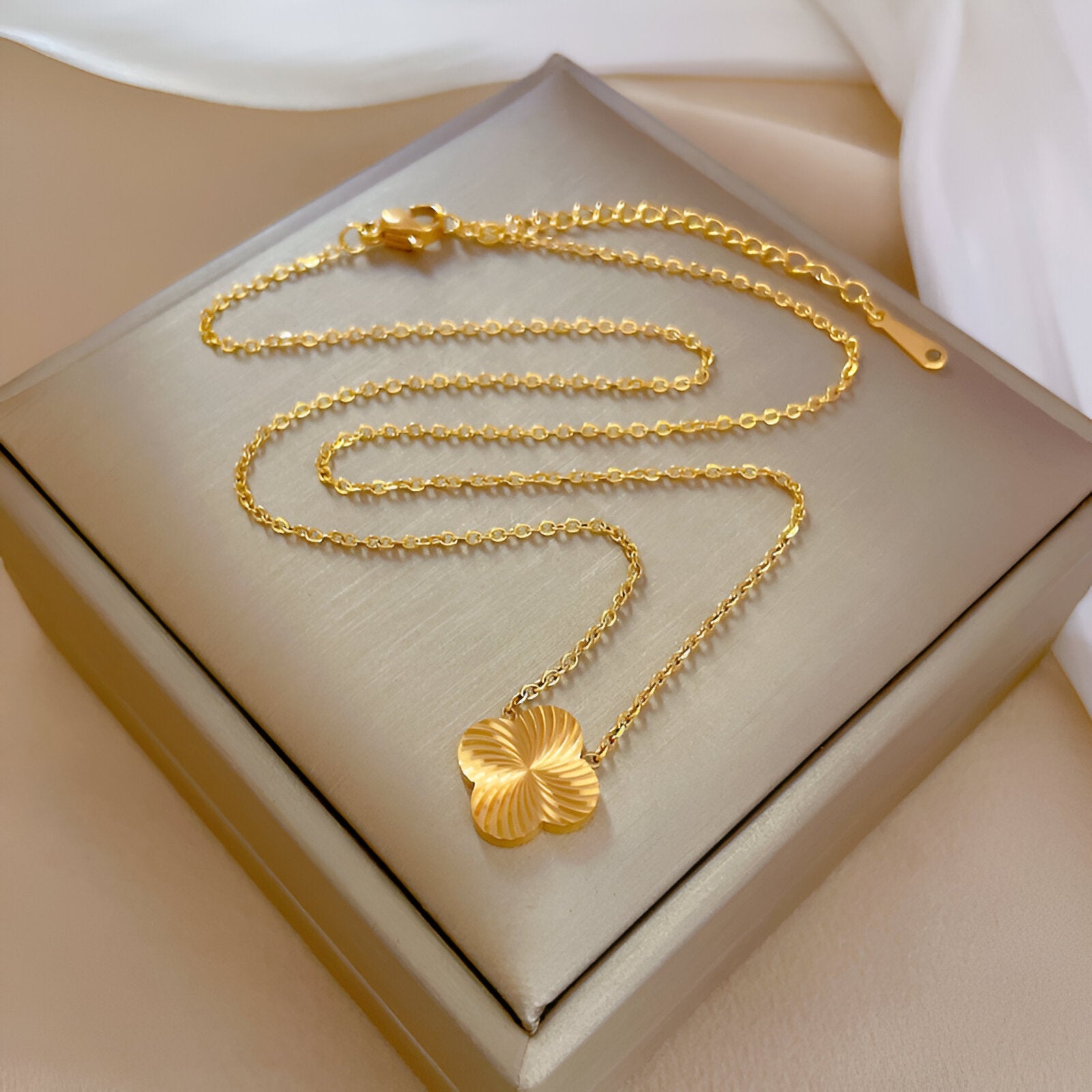 Collier géométrique acier, trèfle design sculpté, bijou mixte élégant, modèle Janelle