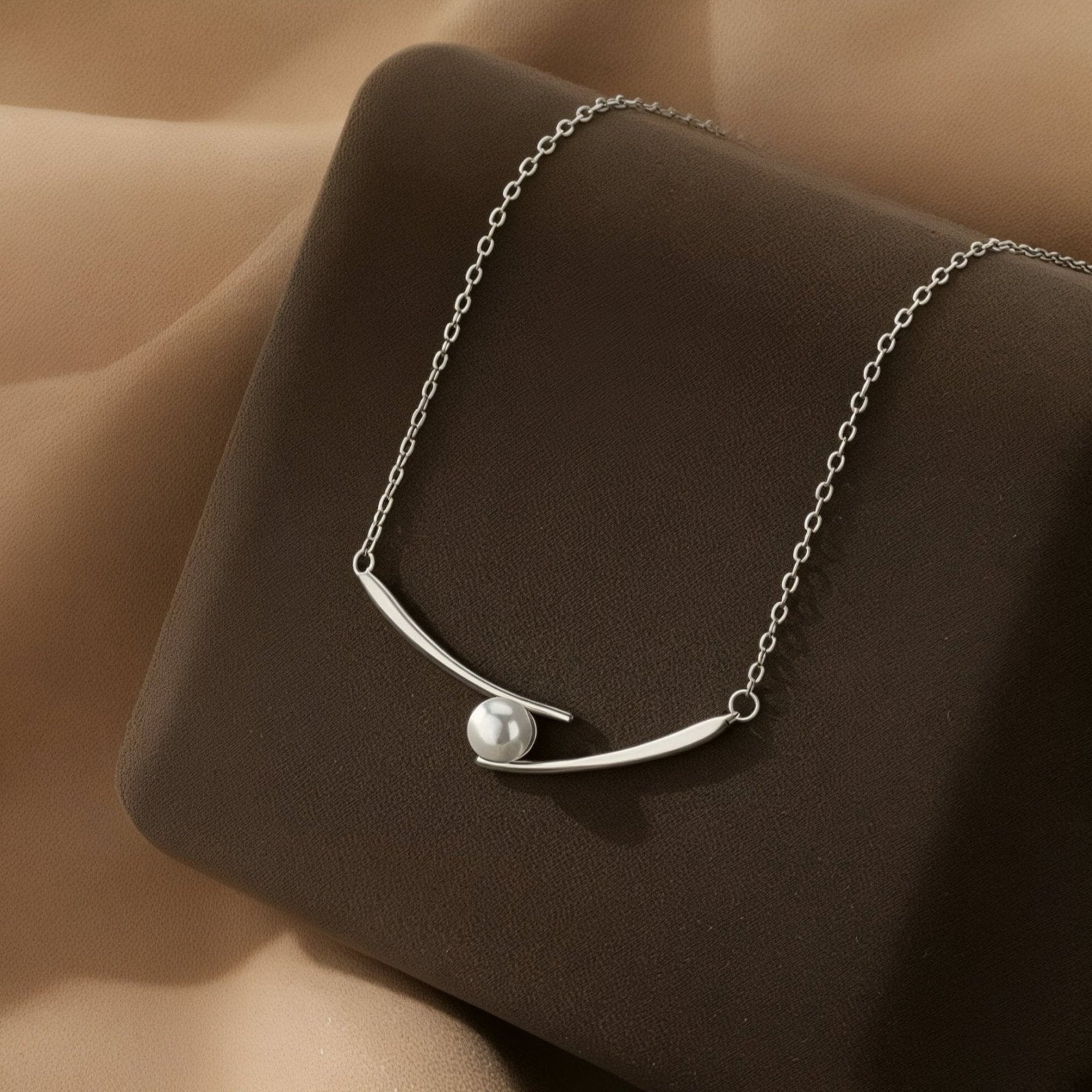 Collier géométrique femme, perle blanche et barre argent 925, modèle Adrianna