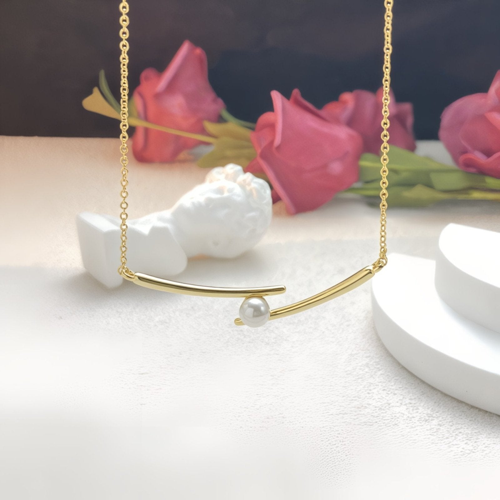 Collier géométrique femme, perle blanche et barre argent 925, modèle Adrianna