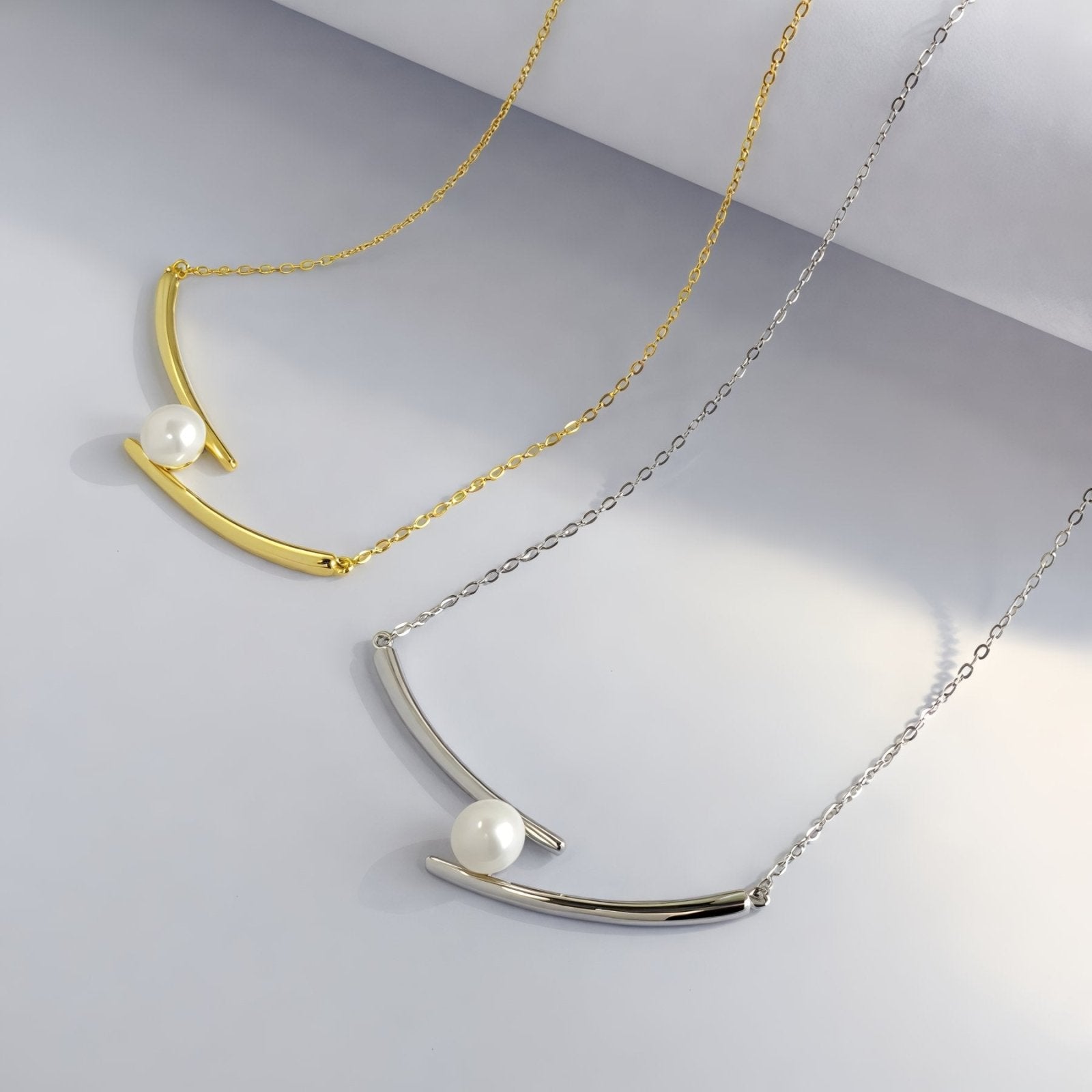 Collier géométrique femme, perle blanche et barre argent 925, modèle Adrianna