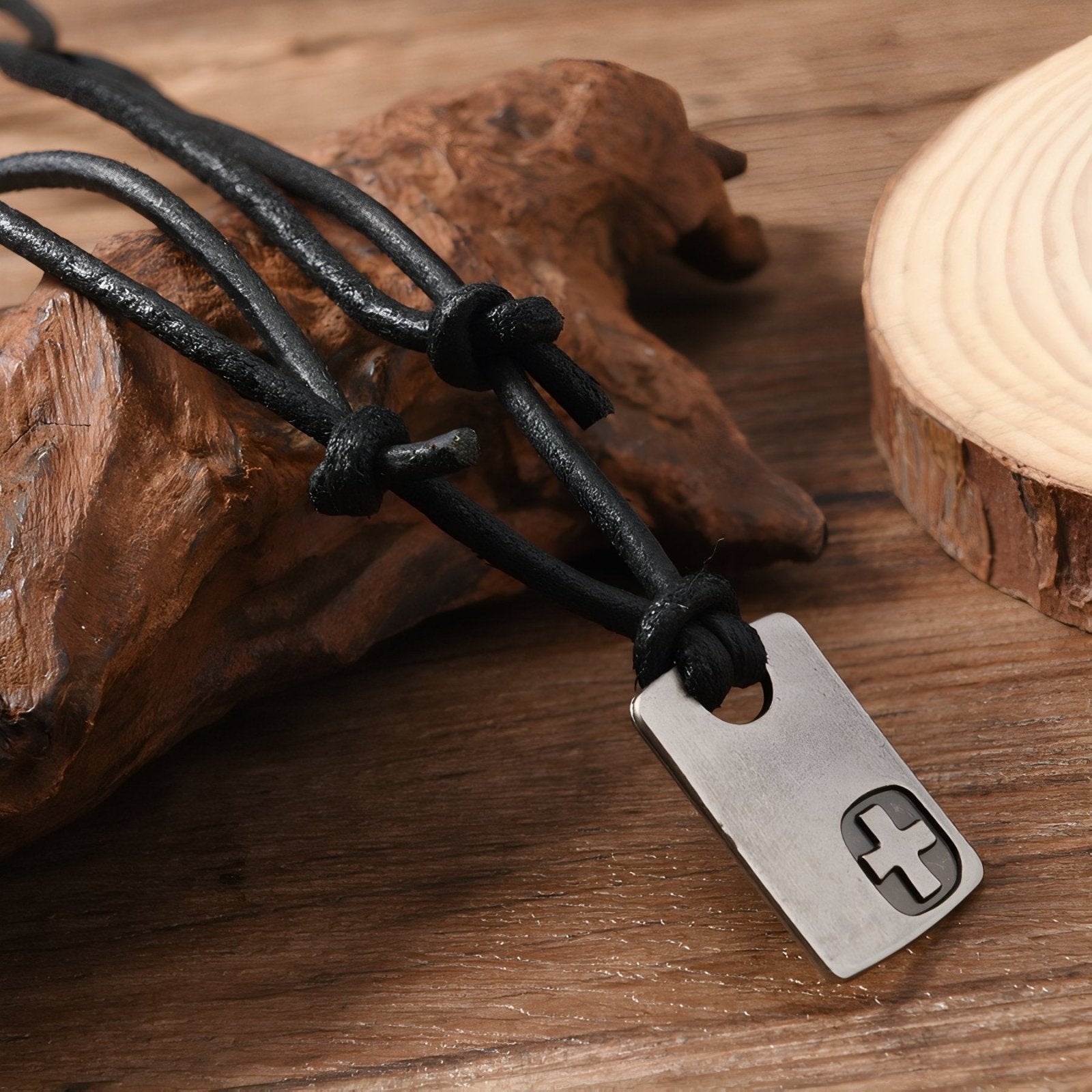 Collier homme minimaliste, pendentif plaque en métal avec croix, cordon cuir noir ou marron