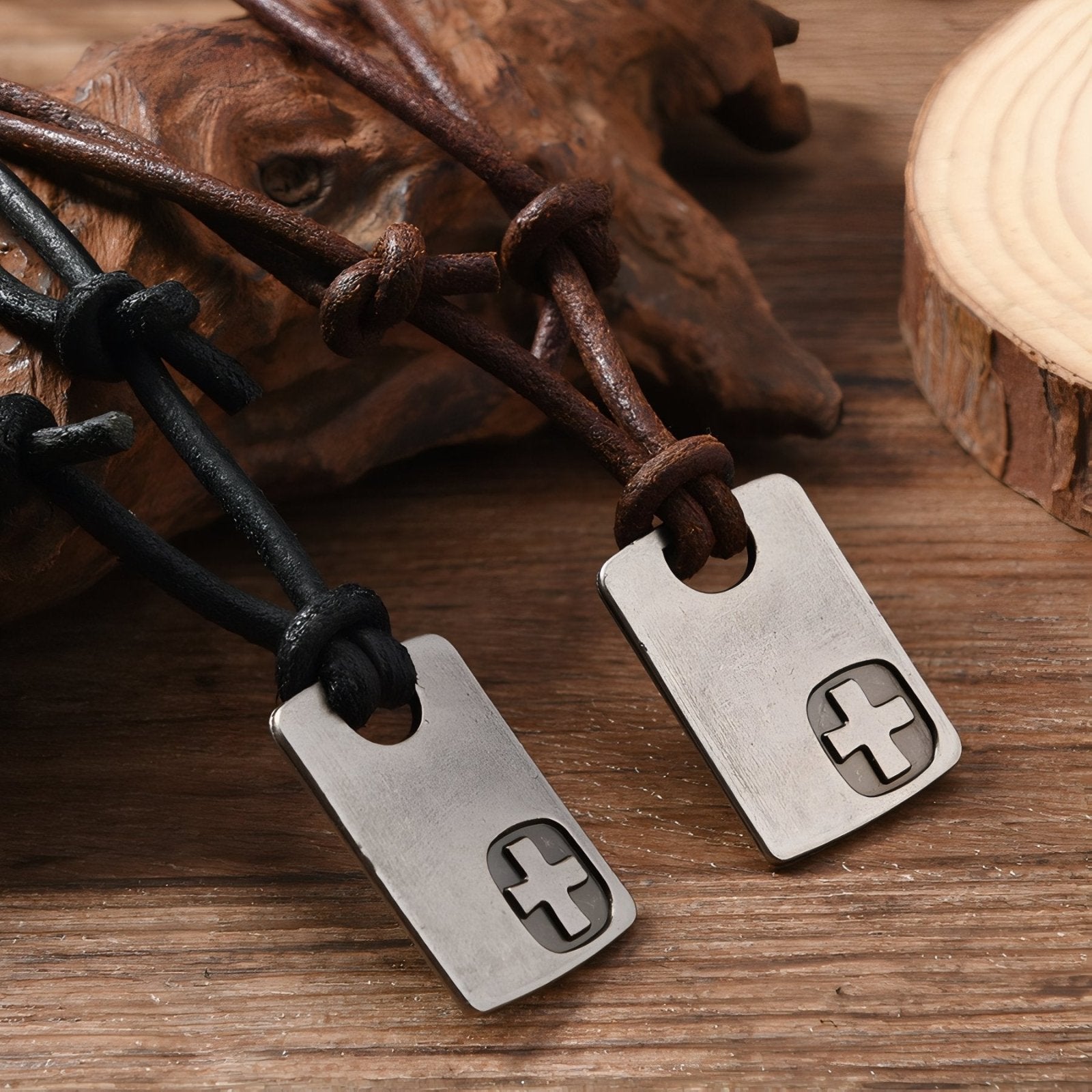 Collier homme minimaliste, pendentif plaque en métal avec croix, cordon cuir noir ou marron