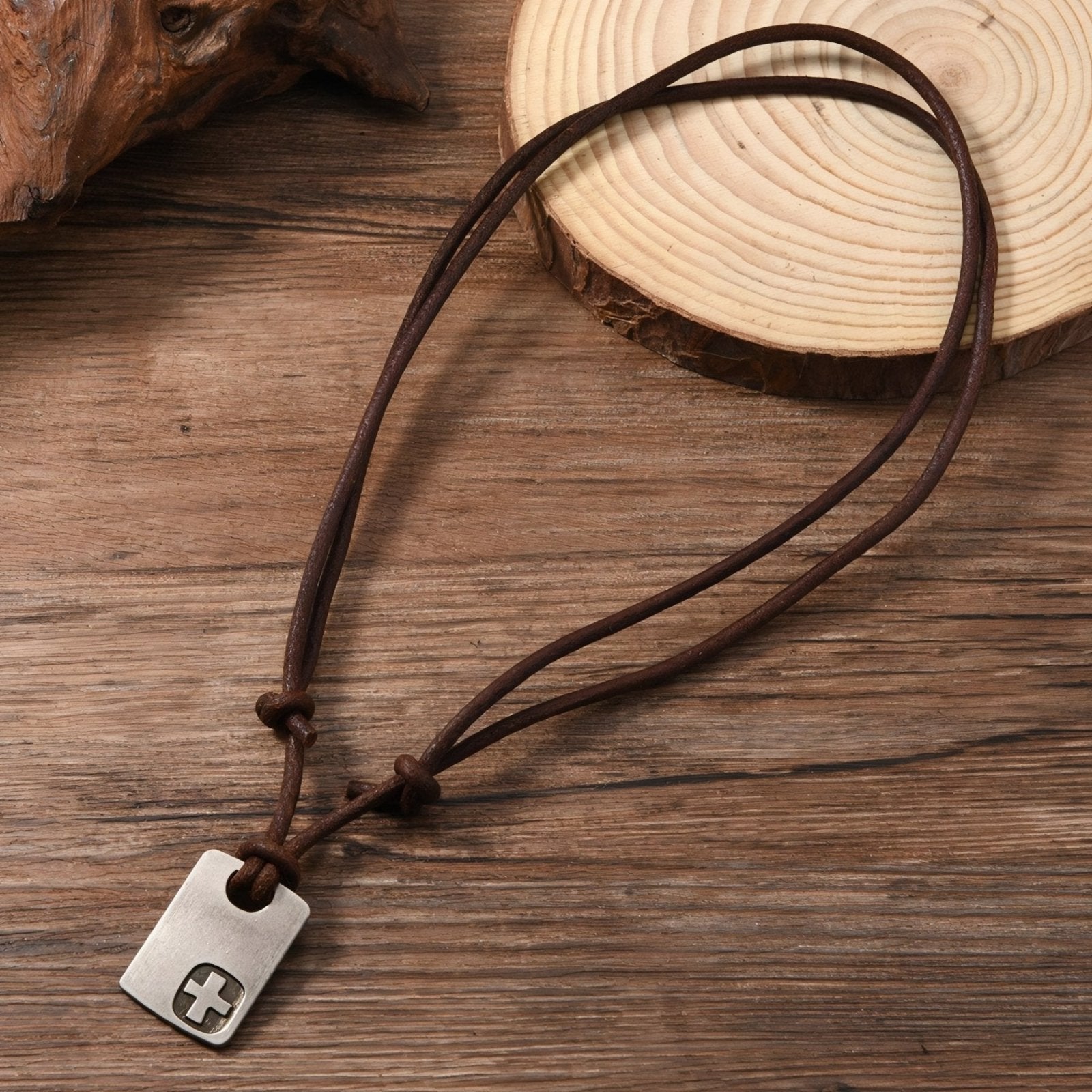 Collier homme minimaliste, pendentif plaque en métal avec croix, cordon cuir noir ou marron