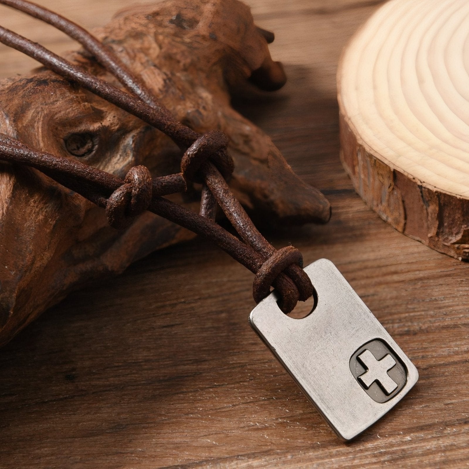 Collier homme minimaliste, pendentif plaque en métal avec croix, cordon cuir noir ou marron