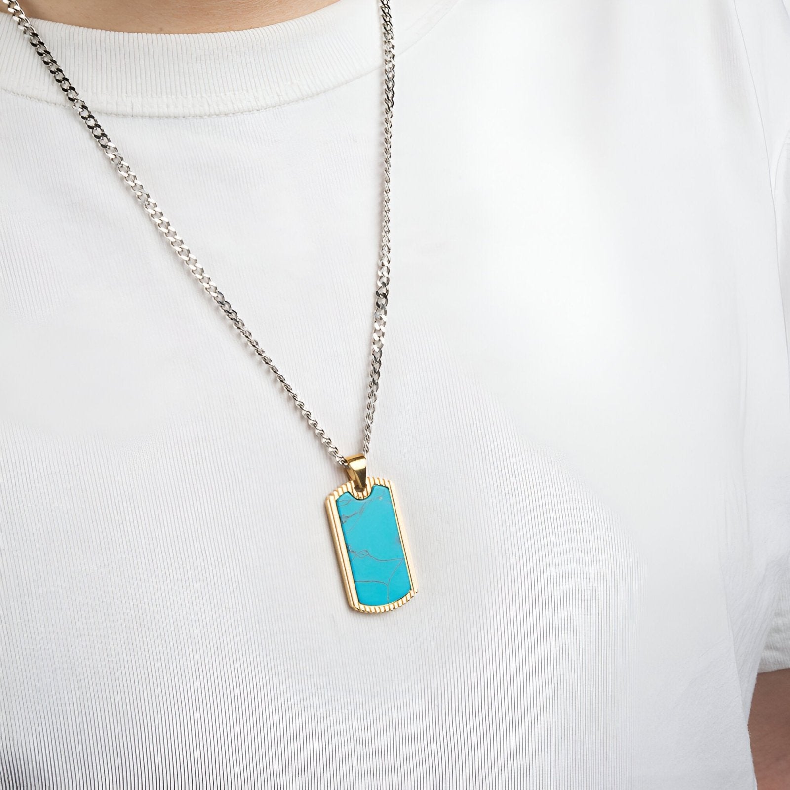 Collier homme moderne, pendentif pierre turquoise, cadre doré texturé, modèle Kaïros