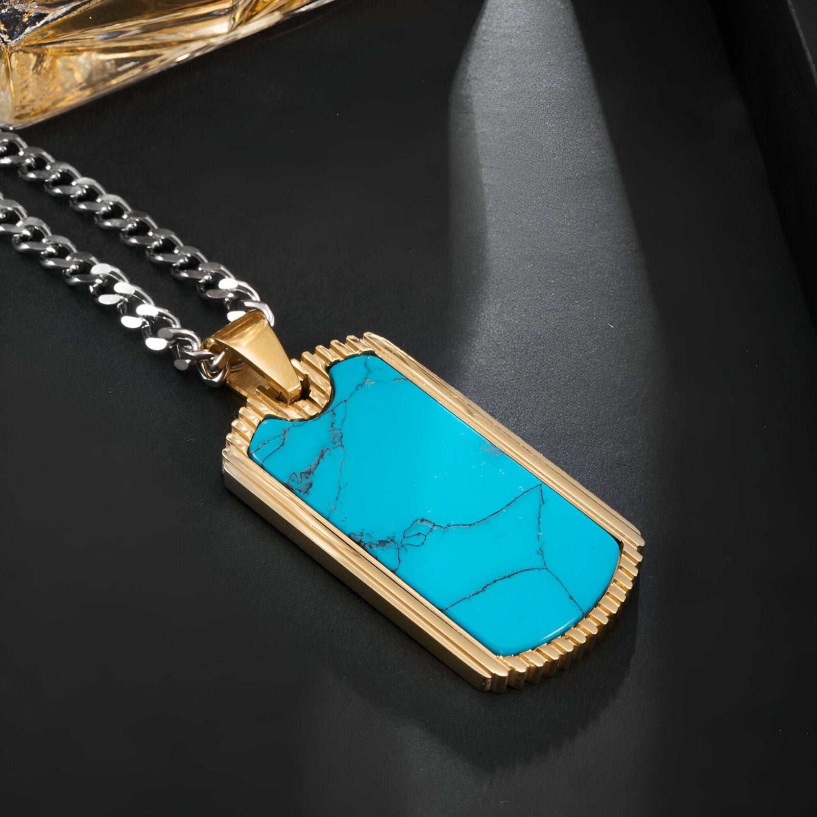 Collier homme moderne, pendentif pierre turquoise, cadre doré texturé, modèle Kaïros