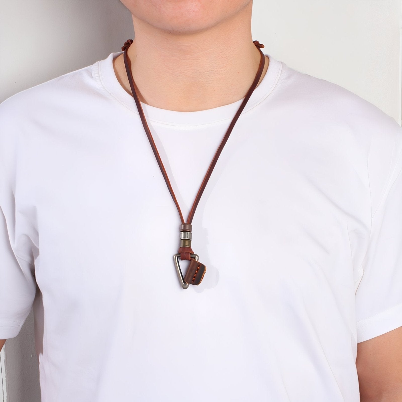 Collier homme style industriel, pendentif triangle en métal et cordon en cuir brun ajustable