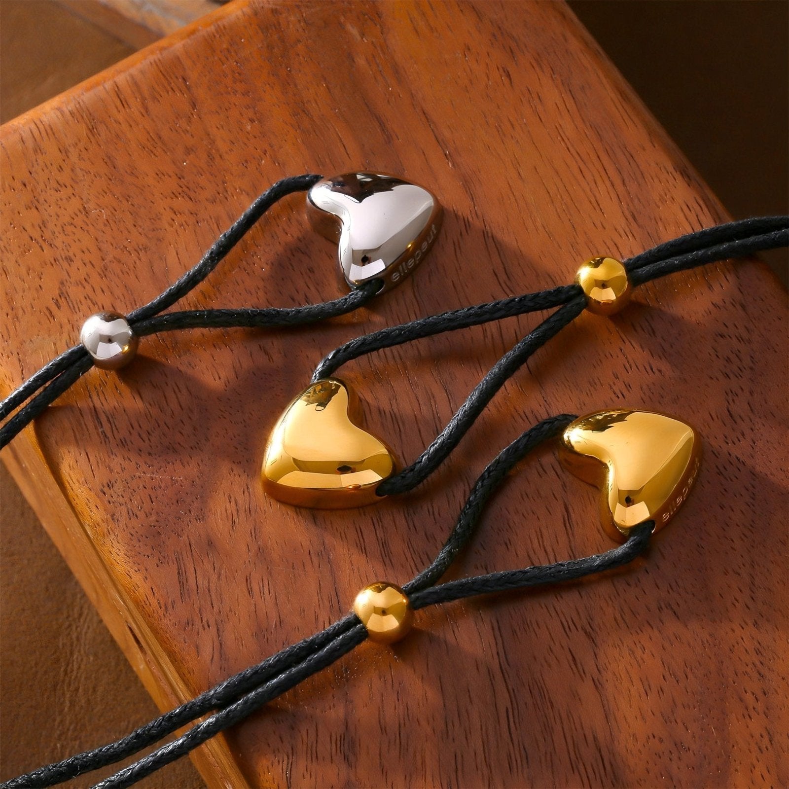 Collier long cordon noir avec pendentif cœur bombé, en acier inoxydable, ajustable jusqu'à 80 cm, modèle Irawen