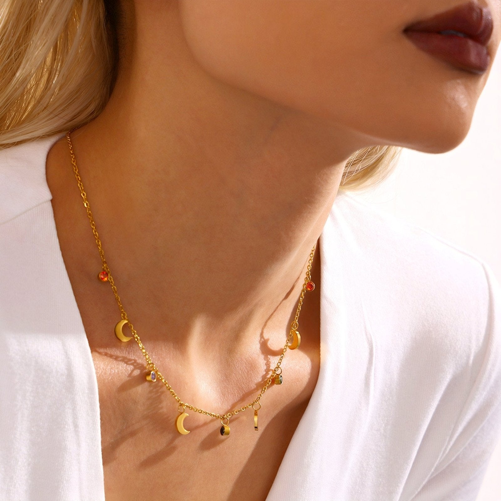 Collier lune dorée avec pierres zircon multicolores, chaîne fine plaquée or, modèle Serenity