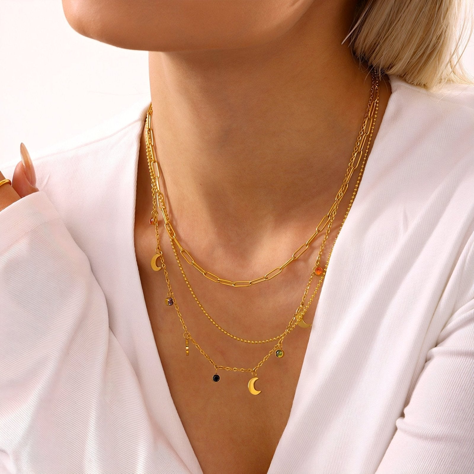 Collier lune dorée avec pierres zircon multicolores, chaîne fine plaquée or, modèle Serenity