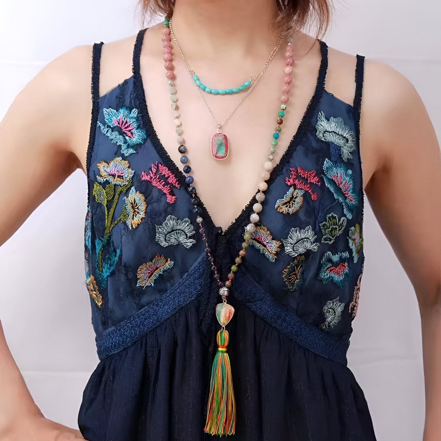 Collier Mala en pierres naturelles 7 chakras, pendentif triangle et pampille arc - en - ciel, modèle Indigo