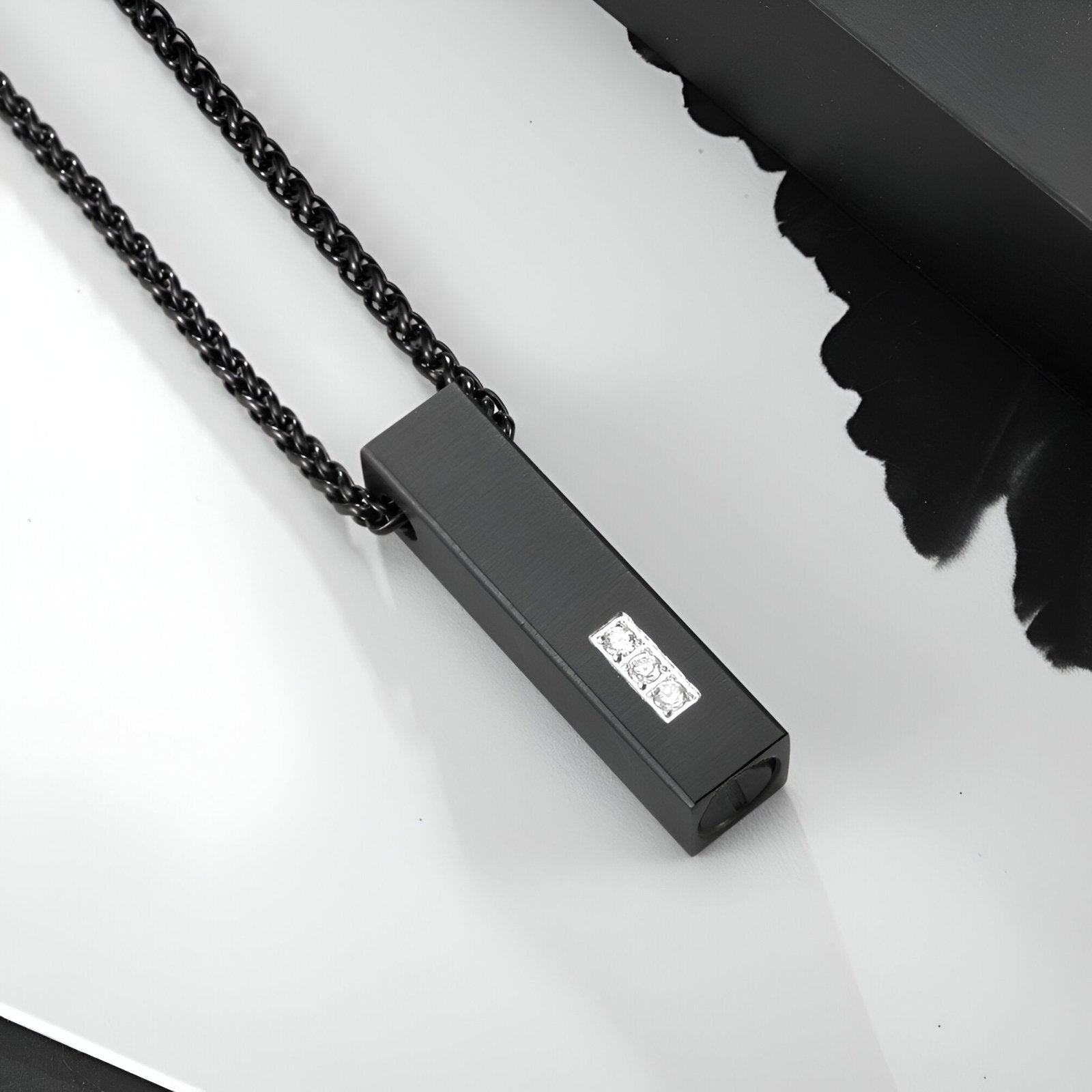 Collier masculin contemporain, pendentif noir mat et zircon, chaîne spiga, modèle Ozio