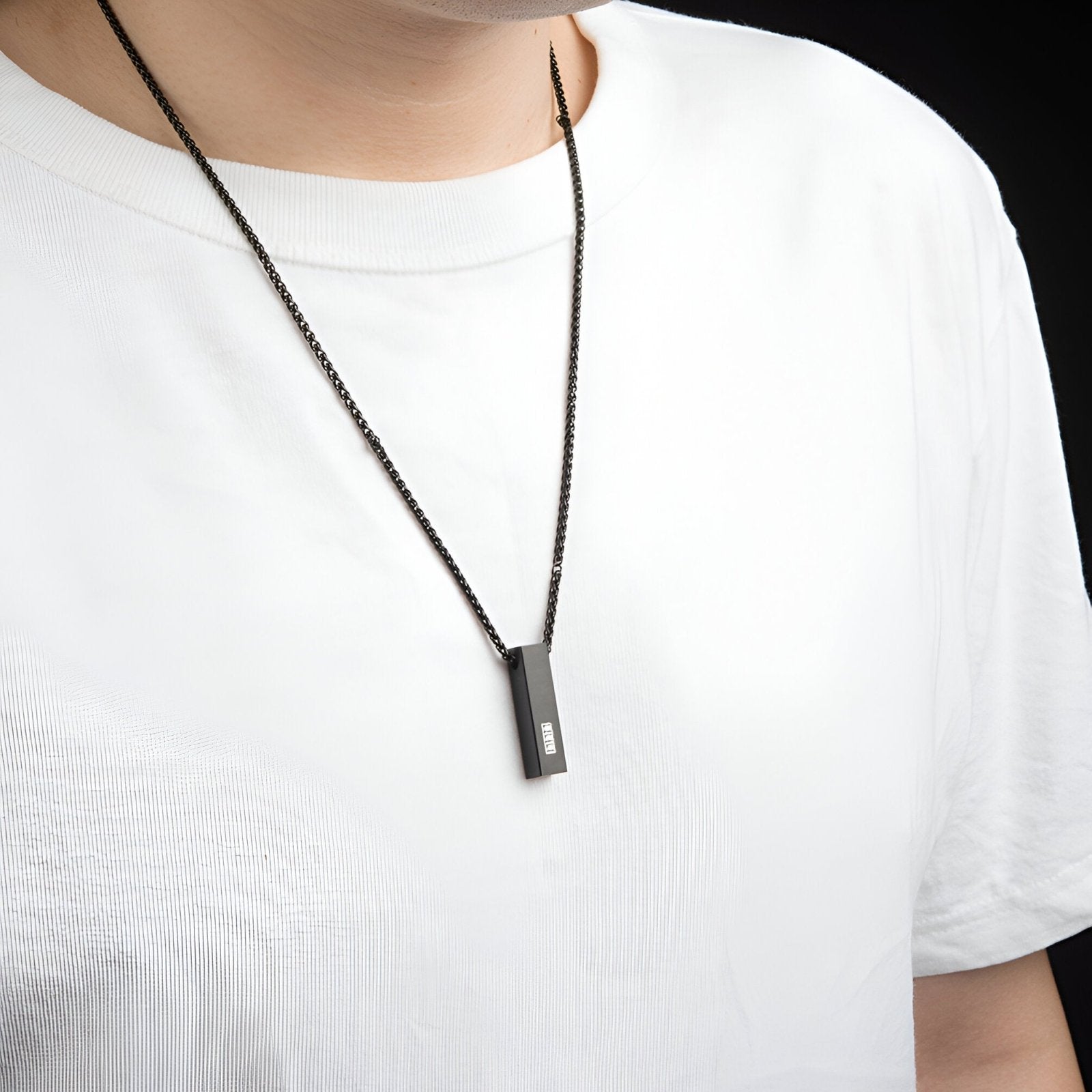 Collier masculin contemporain, pendentif noir mat et zircon, chaîne spiga, modèle Ozio