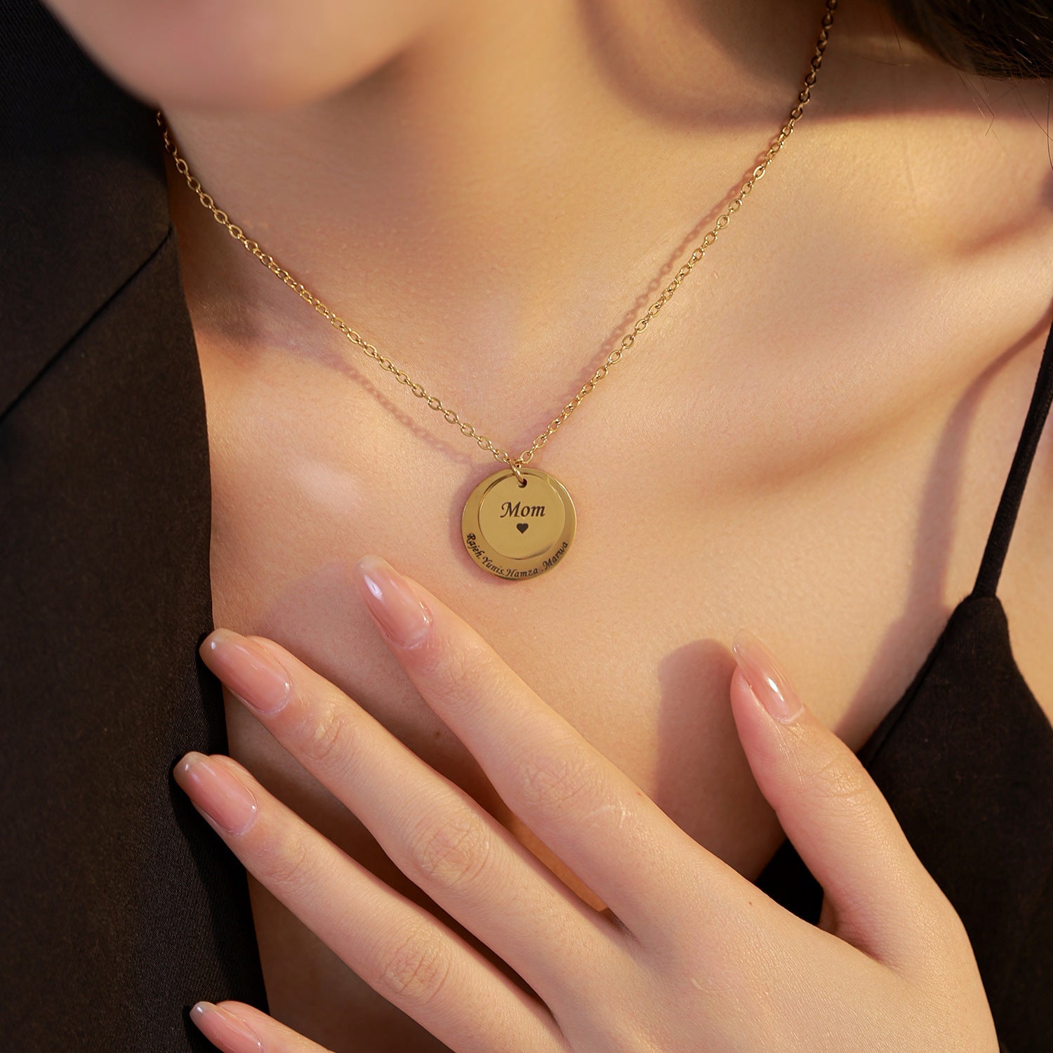 Collier médaillon double gravé, pour maman, en acier inoxydable doré, modèle Mèreveille