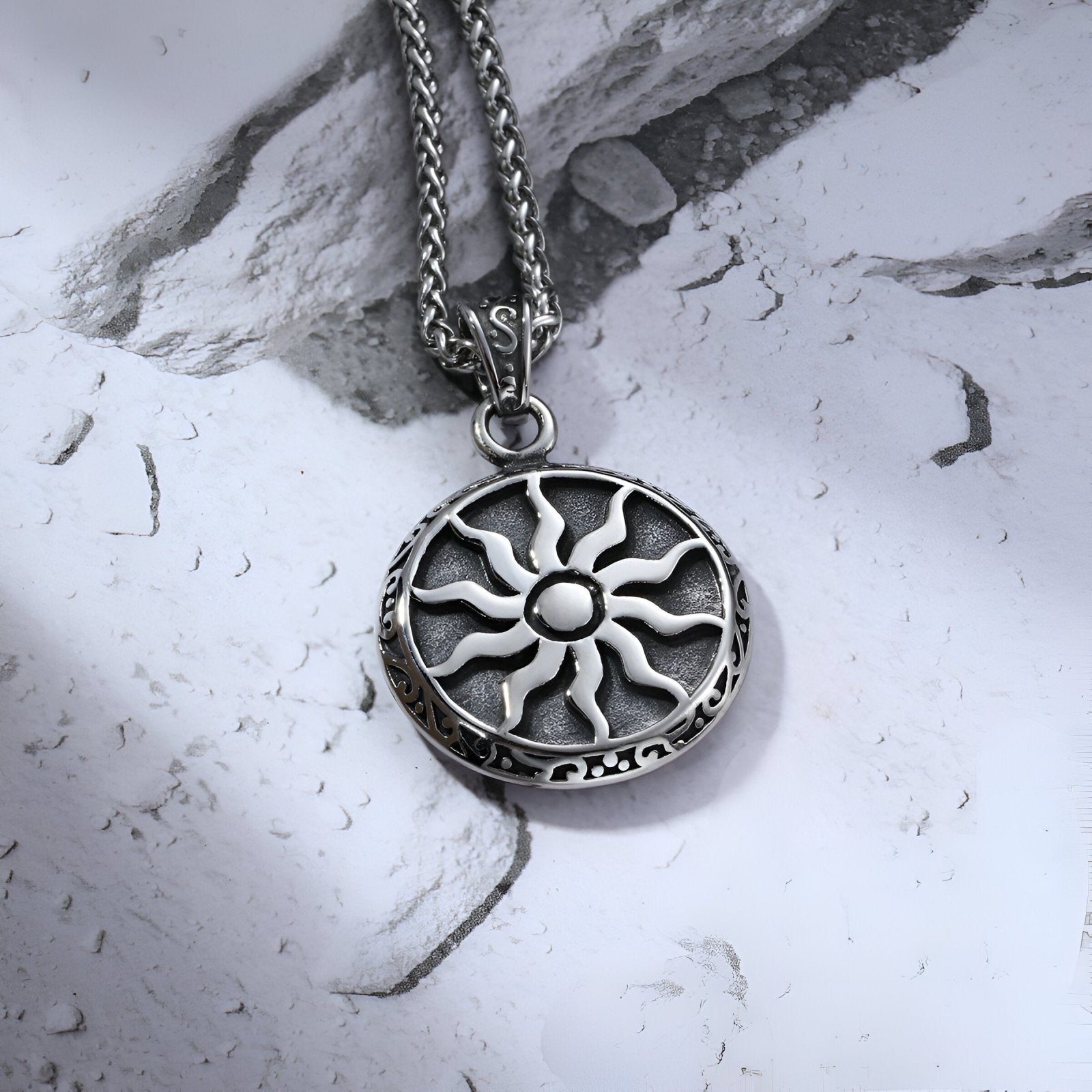Collier médaillon solaire en acier inoxydable, style viking, pour homme, modèle Helios