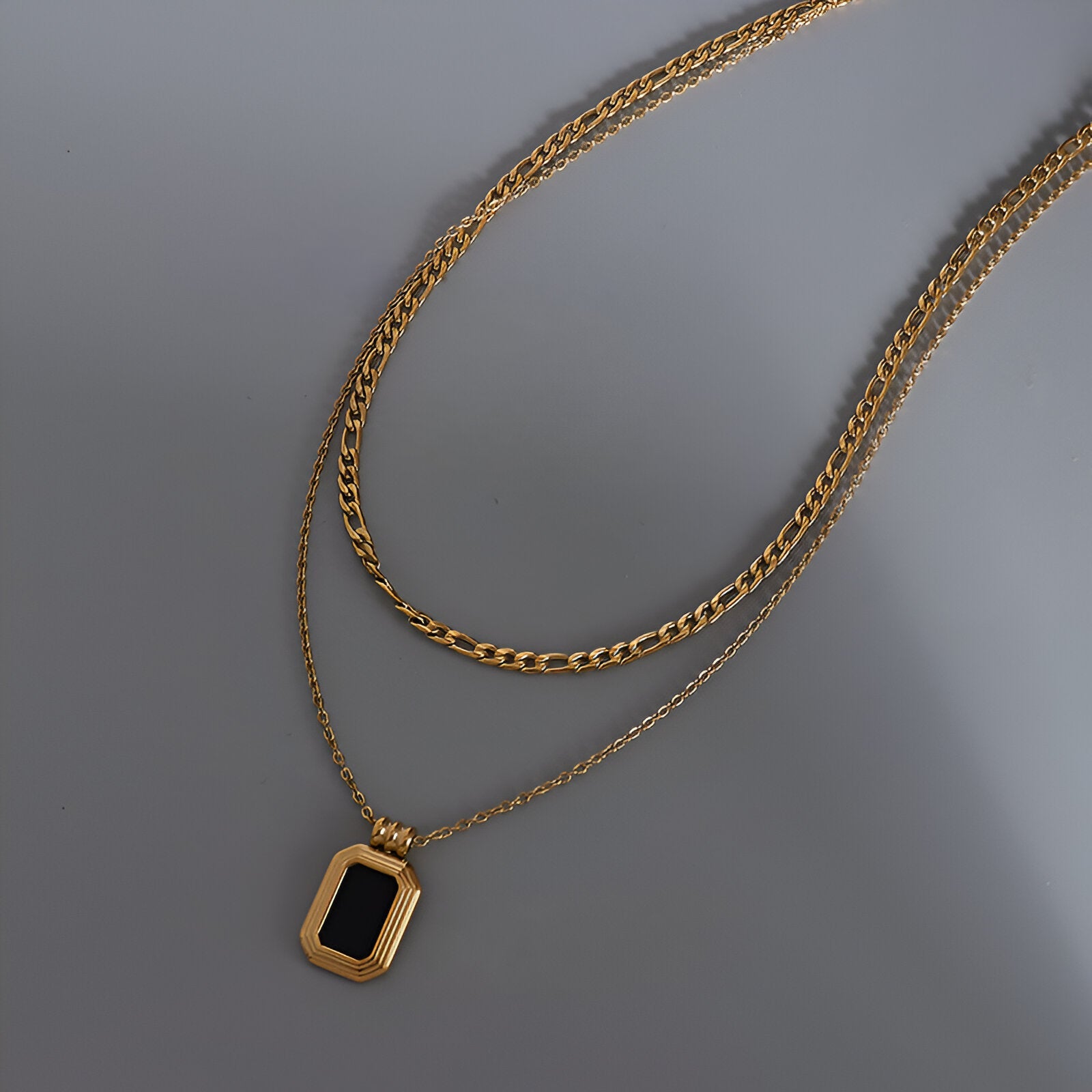 Collier multi - rangs en acier doré, pendentif géométrique noir, bijou chic tendance, modèle Nour