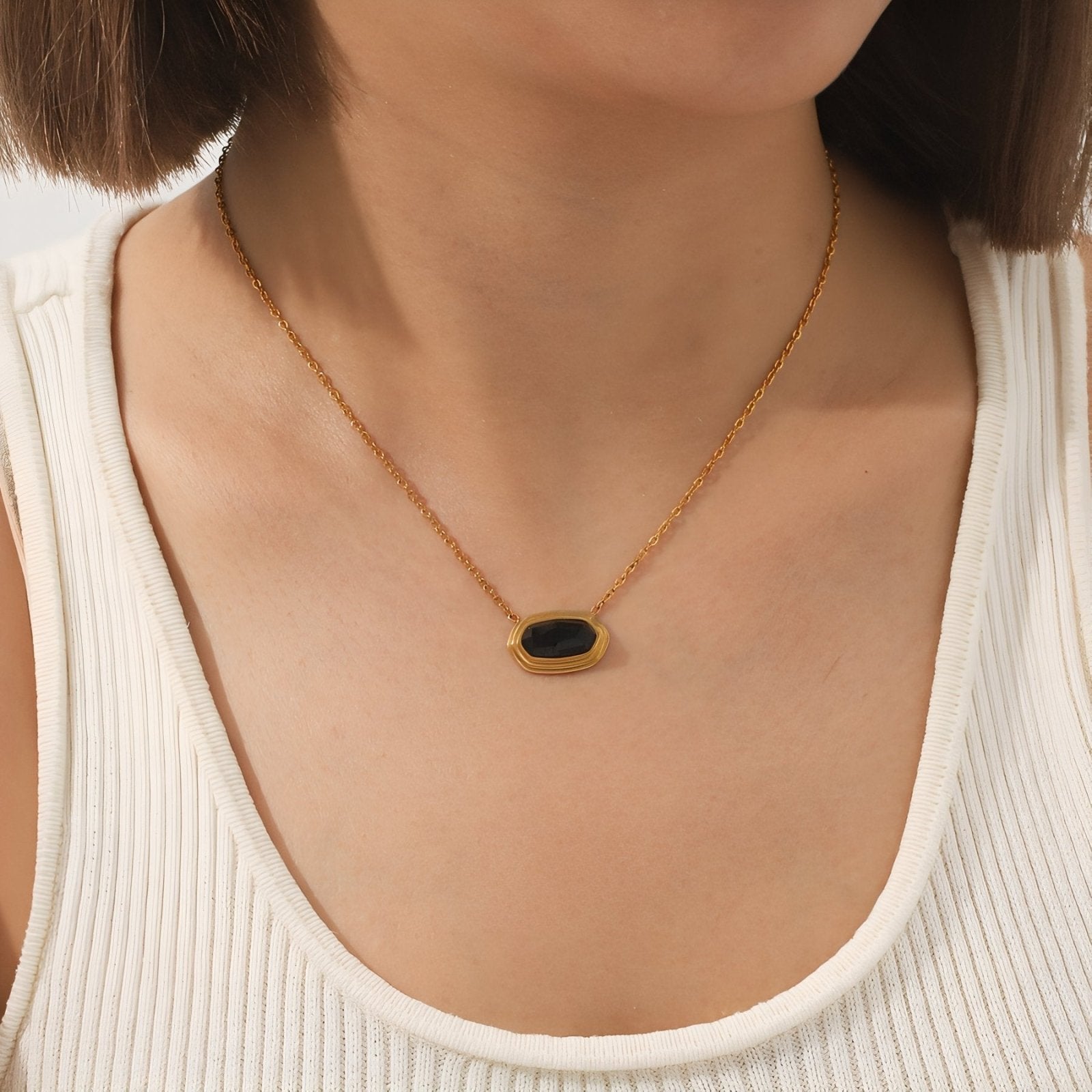 Collier ovale élégant avec pierre naturelle facettée, acier inoxydable et placage or 18K