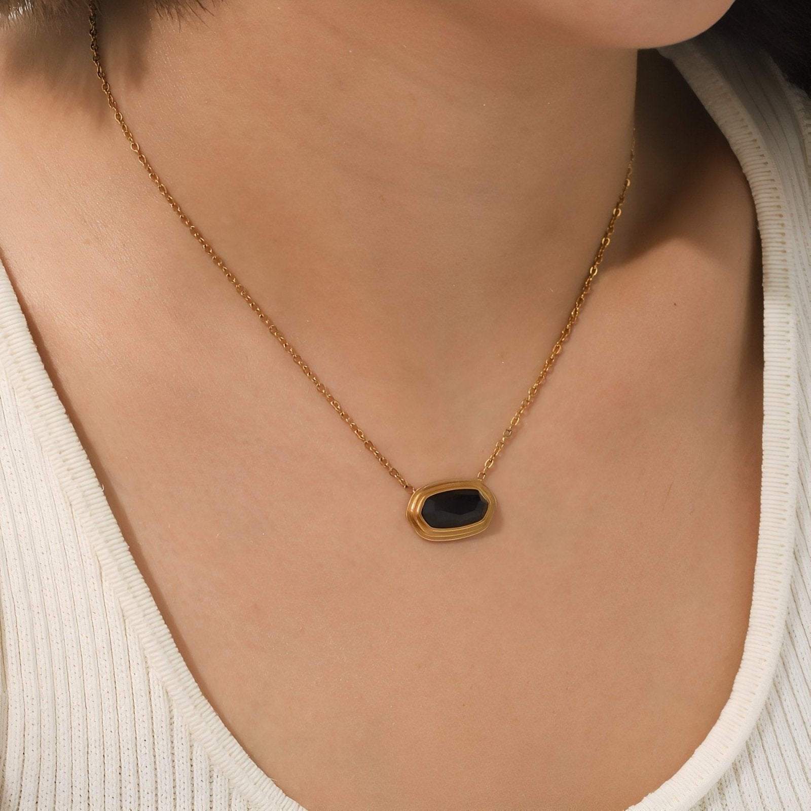 Collier ovale élégant avec pierre naturelle facettée, acier inoxydable et placage or 18K