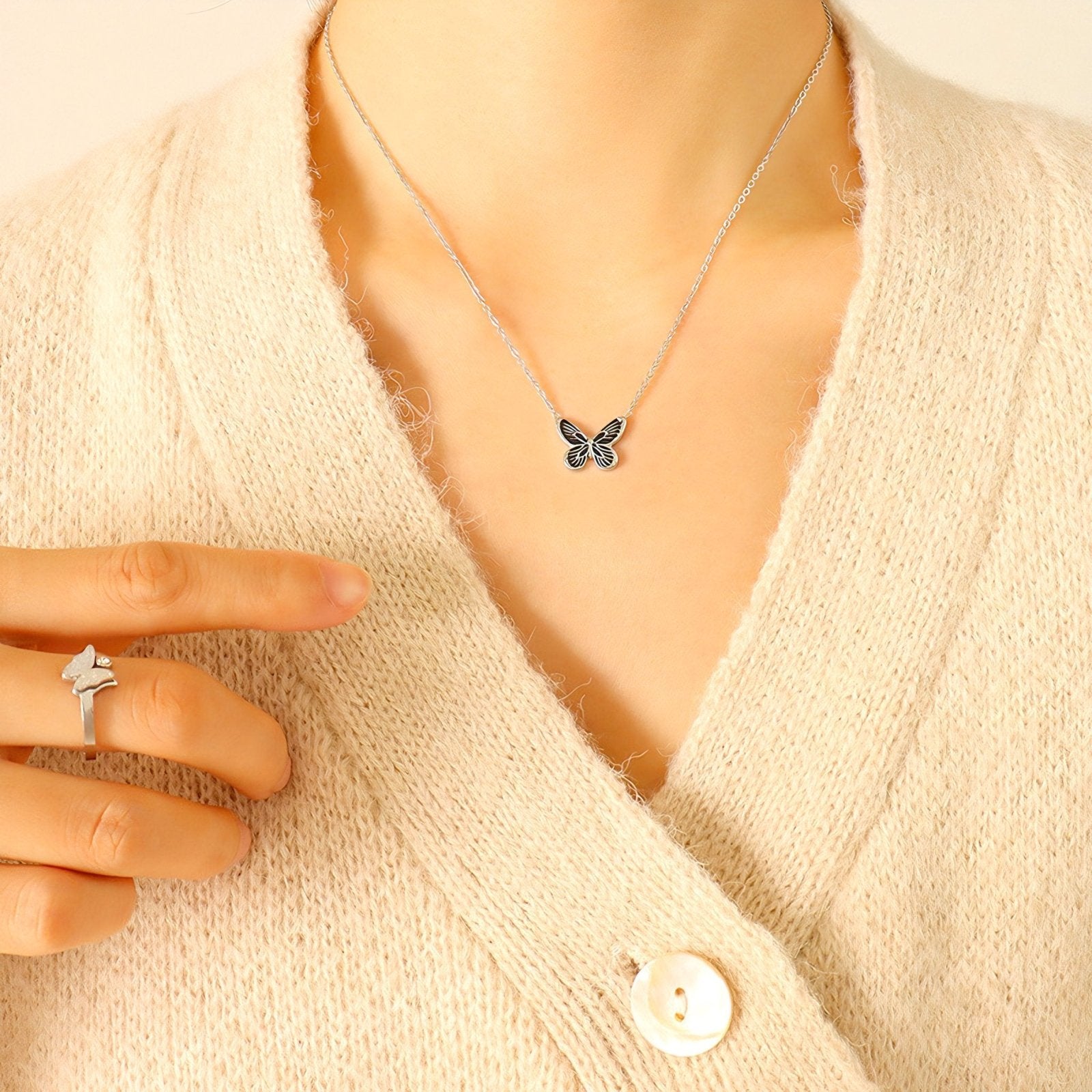Collier papillon en titane doré, émail noir, style minimaliste, modèle Ainsley