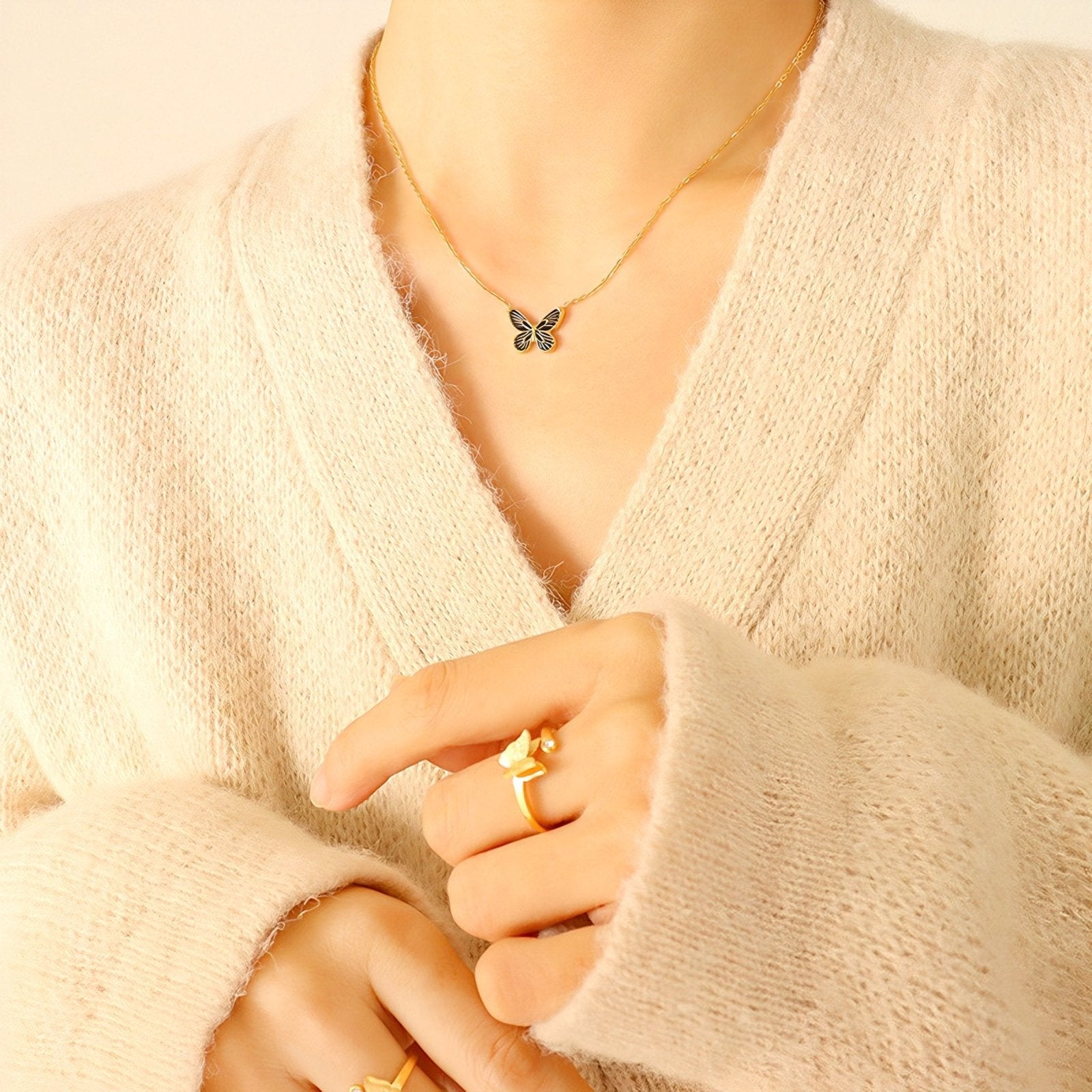 Collier papillon en titane doré, émail noir, style minimaliste, modèle Ainsley