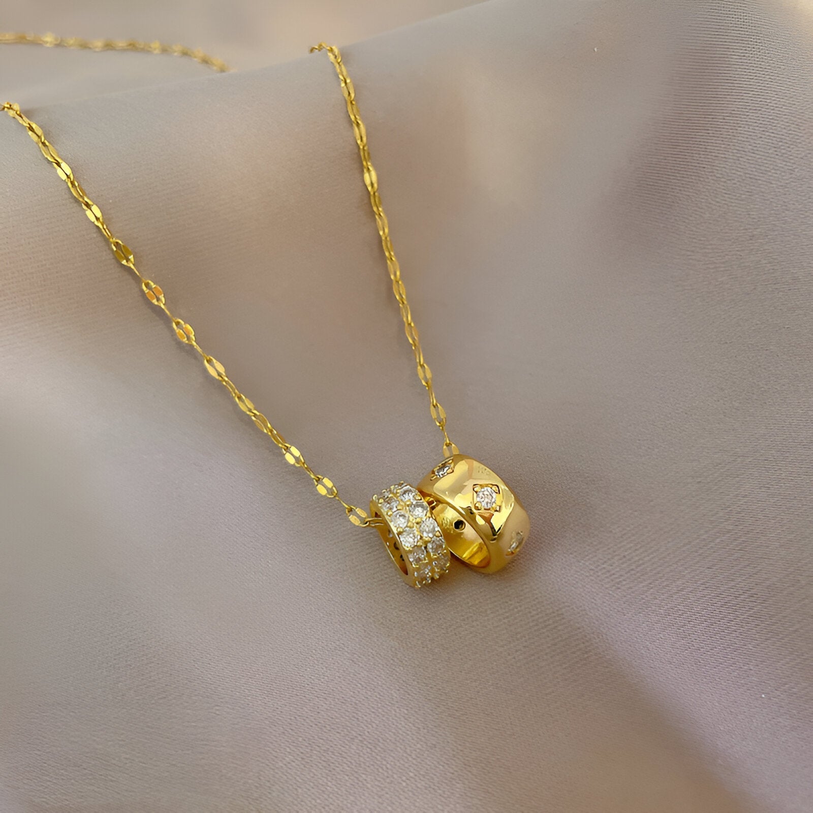 Collier pendentif anneaux luxe, doré, strass brillants pour femme, modèle Valtina